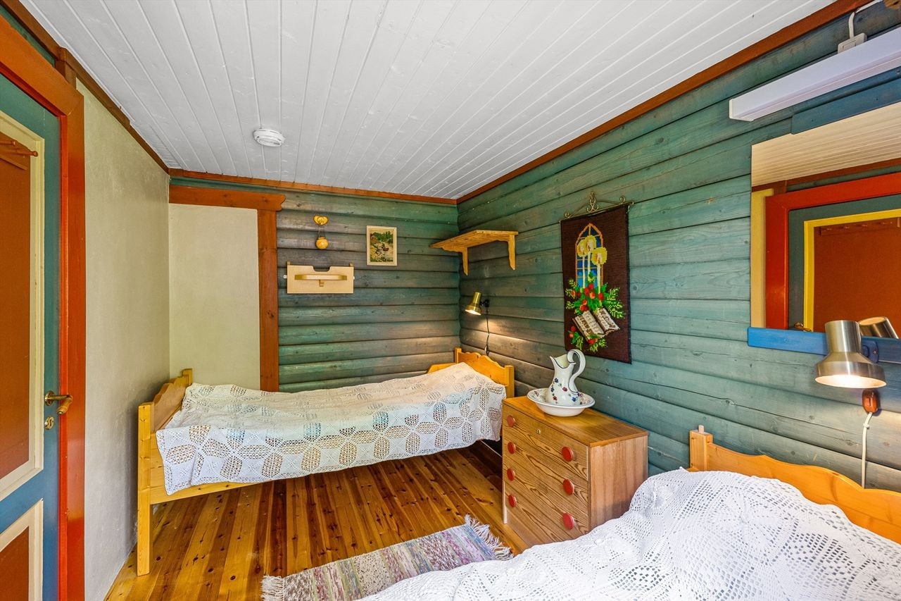 Soverom i hovedhytta har fin størrelse. Sjarmerende tømmervegger samt tregulv Galleribilde