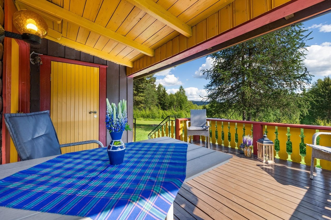 Koselig overbygget terrasse hvor hyttelivet kan nytes ute uavhengig av vær og vind Galleribilde