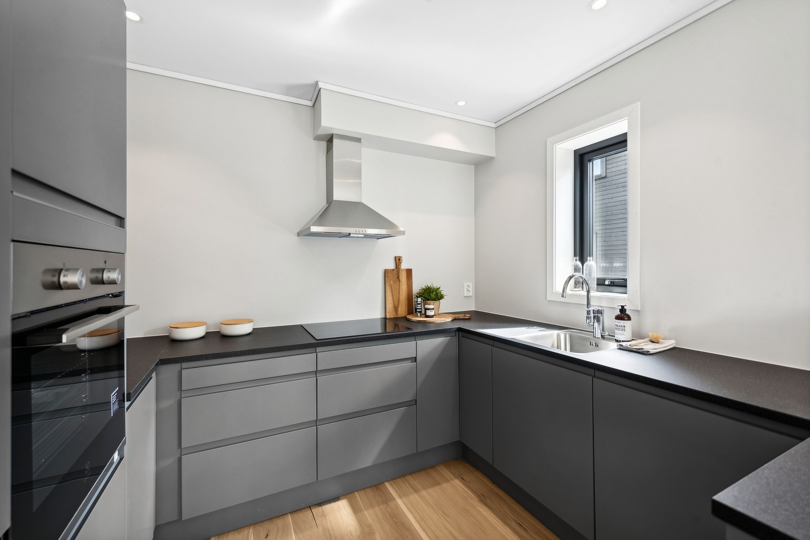 Kjøkken fra Norema med integrerte hvitevarer som induksjonstopp, stekeovn, oppvaskmaskin og kjøl/frys medfølger selvsagt. Galleribilde