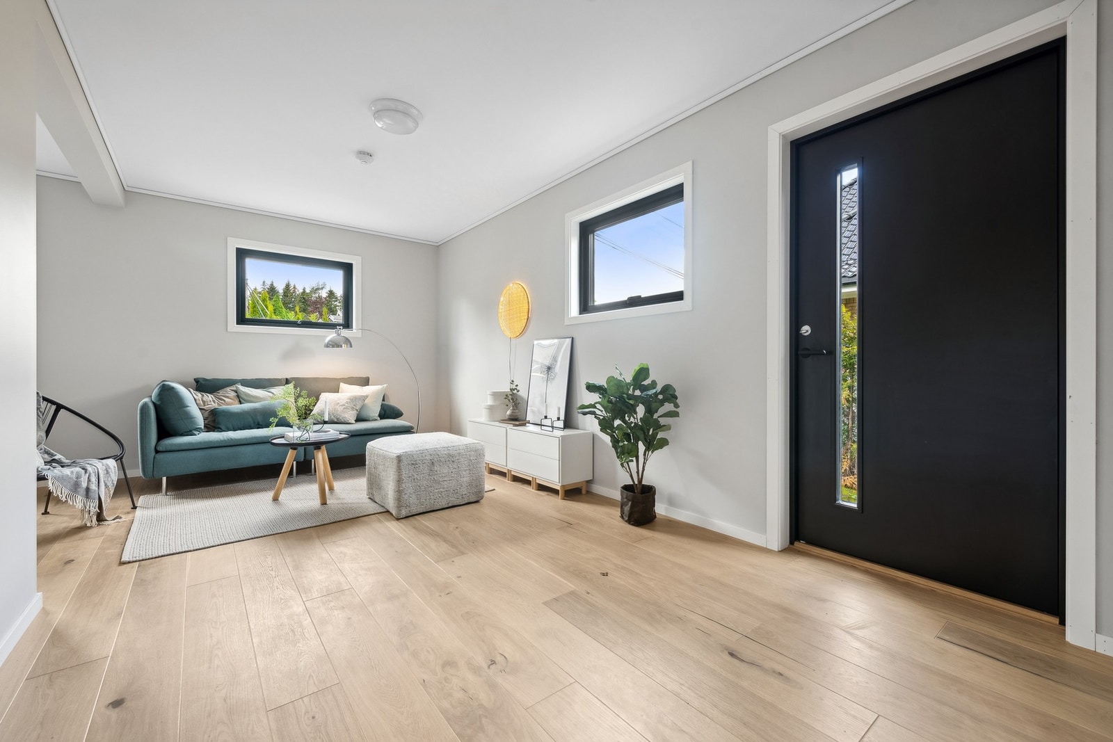 Boligen har en kjellerstue med egen inngang. Plass til sofagruppe, tv-møblement og lignende. Galleribilde