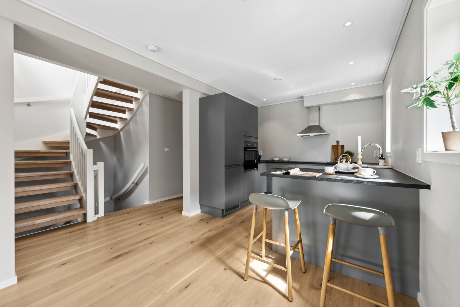 Kjøkkenet er godt utnyttet og har mye oppbevaring- og benkeplass. Galleribilde