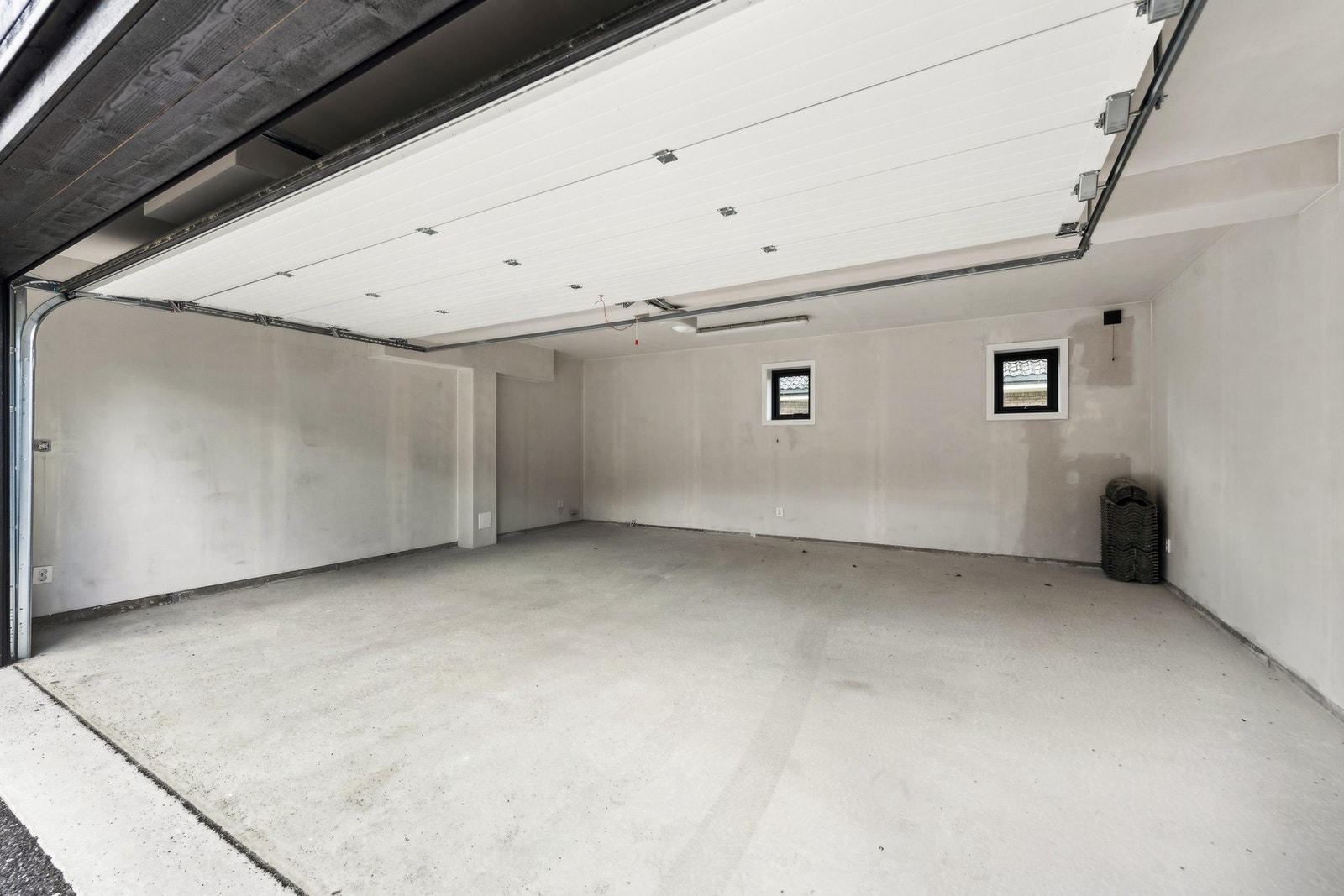 Romslig dobbeltgarasje med mulighet for lagring. Galleribilde