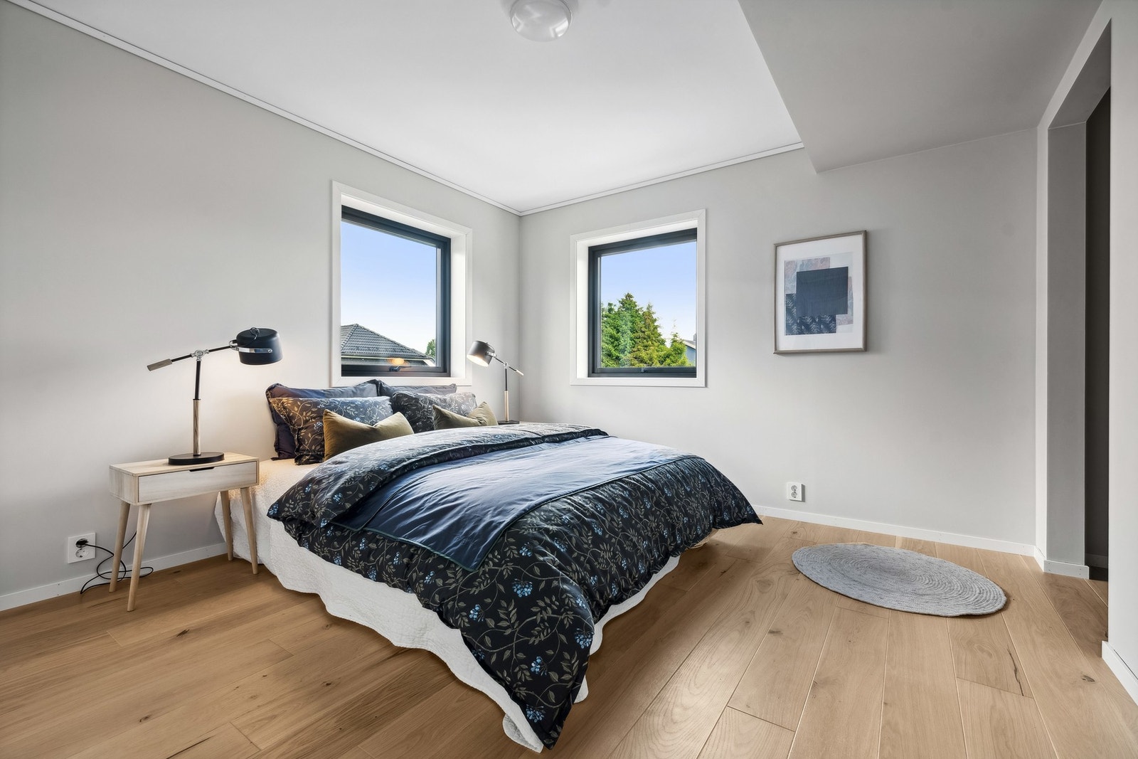 I den andre enden av etasjen ligger vaskerom, hovedsoverom med egen bad og walk-in garderobe. Galleribilde