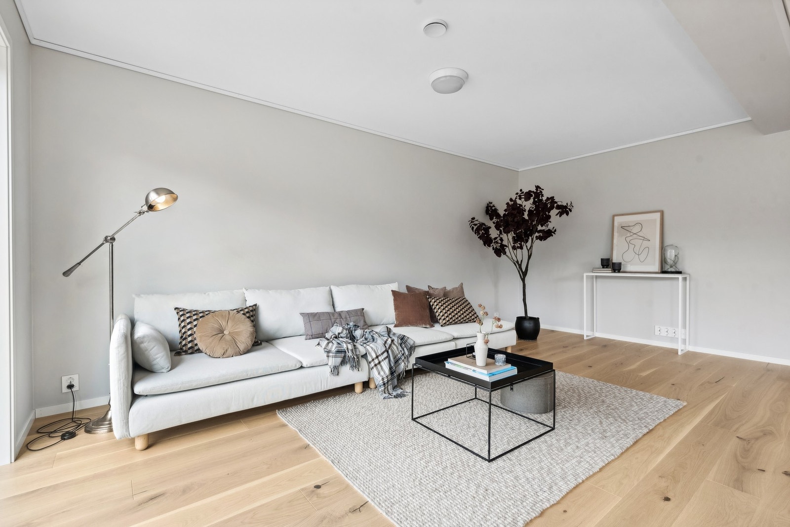 Boligens hovedetasje inneholder stue/kjøkken, vaskerom og hovedsoverom med walk-in og eget bad. Galleribilde