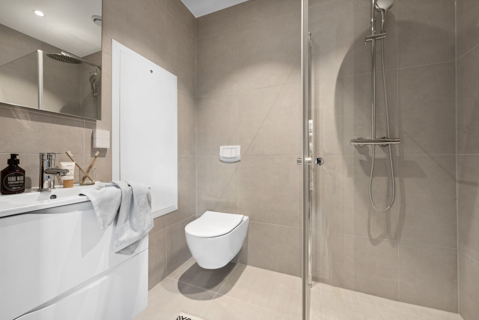 Stuen med egen inngang i 1.etg har eget bad med opplegg for vaskemaskin. Galleribilde