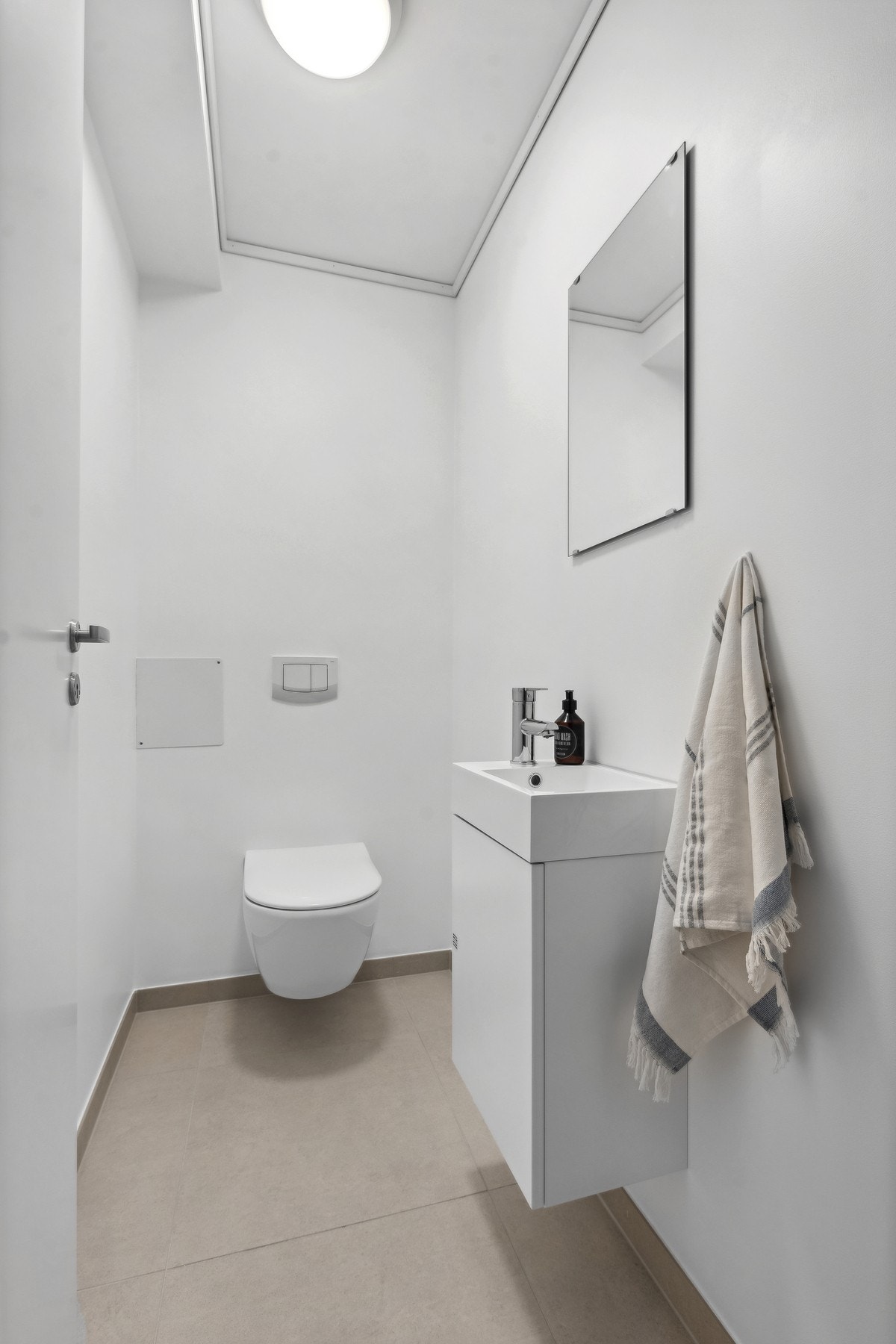 Separat wc rett innenfor inngangsdør. Galleribilde