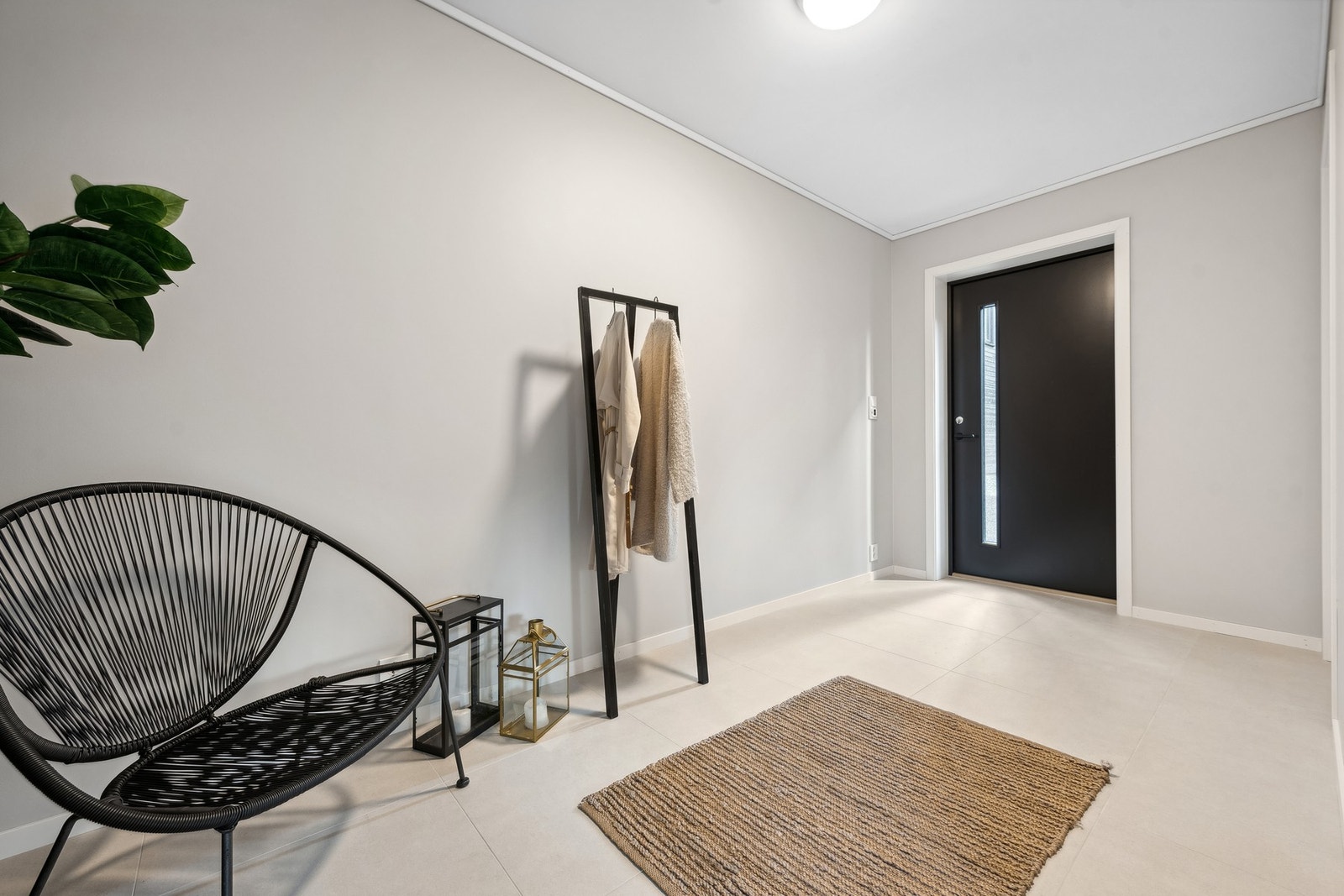 Stor og innbydende gang i 1.etg gir umiddelbart et godt førsteinntrykk av boligen. Galleribilde