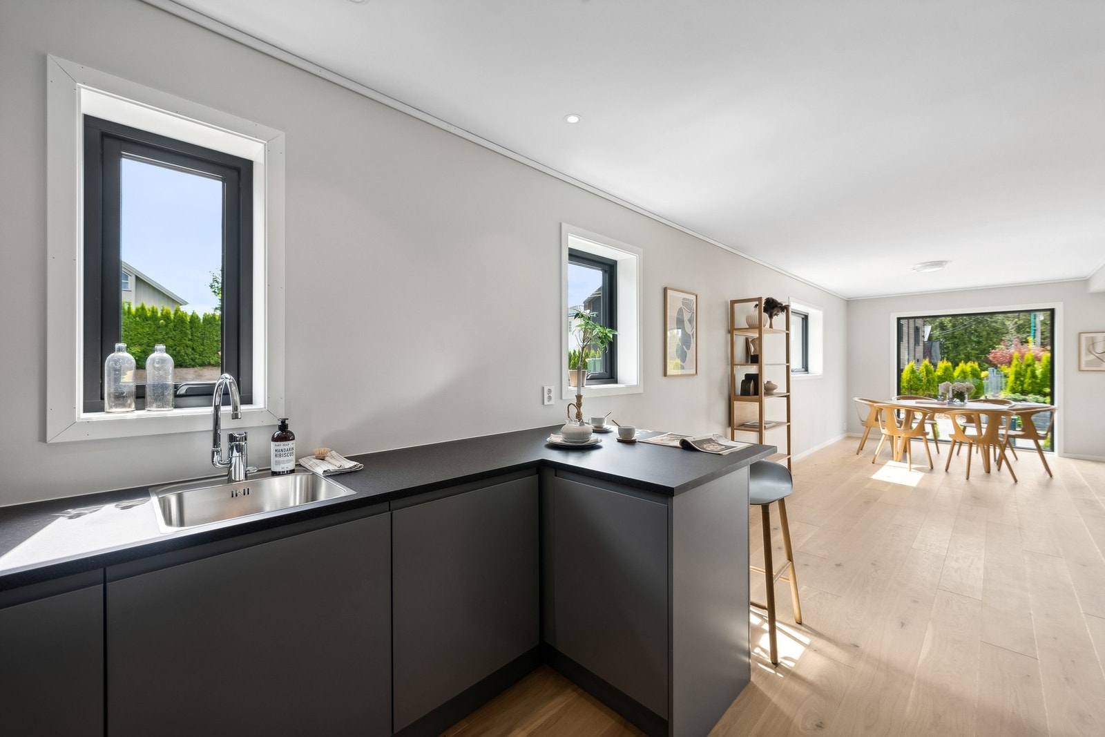 Stue og kjøkken ligger i åpen løsning og har en god naturlig soneinndeling. Galleribilde