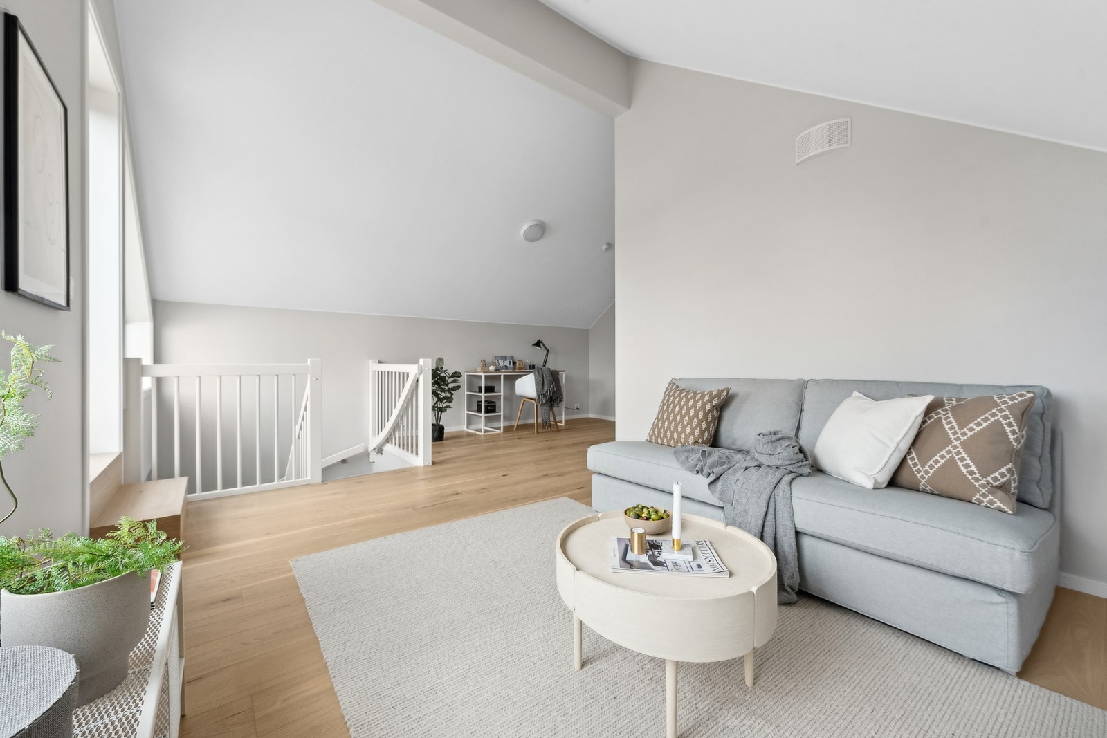 Det er også mulighet for å sette opp en lettvegg for å få et tredje soverom her oppe i tillegg til stuen. Galleribilde