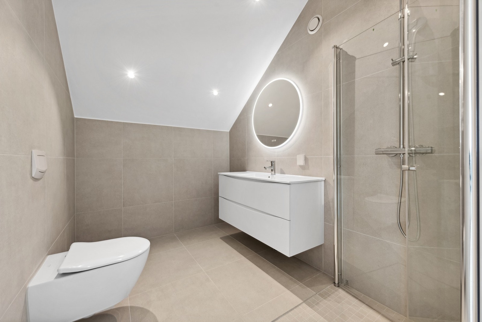 Det er et romslig bad i hver etasje i tillegg til separat wc i gangen og vaskerommet i 2.etg. Galleribilde