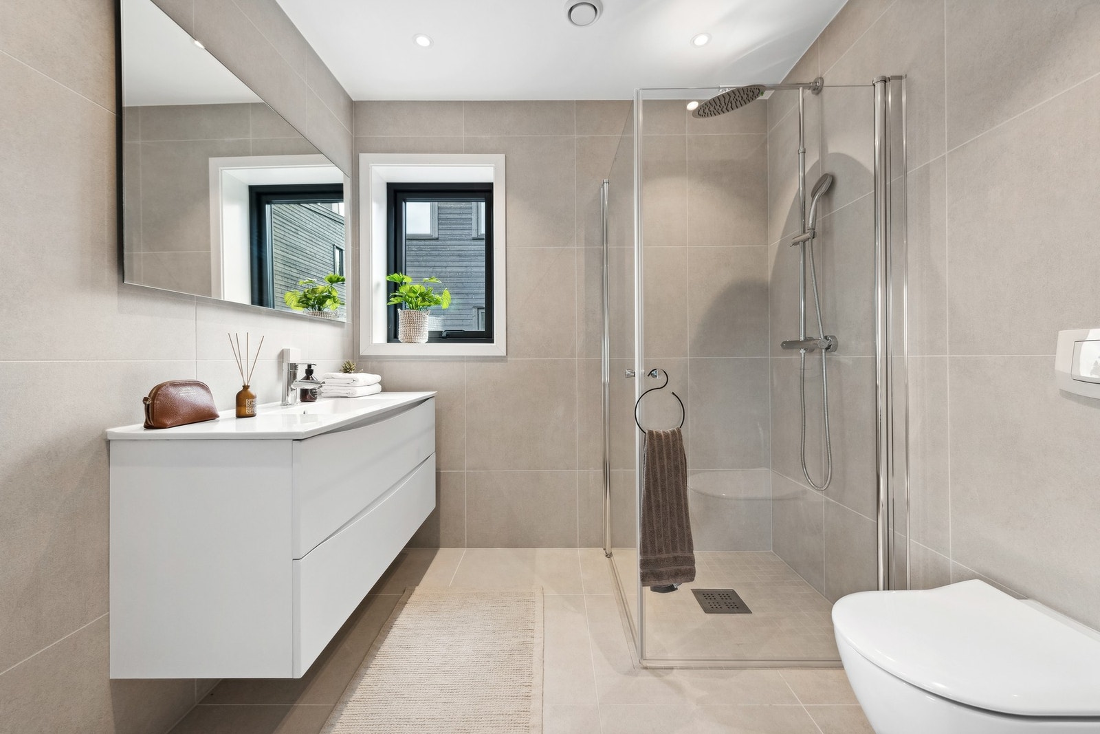 Hovedsoverommet har eget delikat bad. Servant på underskuffer og speil på overside samt vegghengt toalett. Galleribilde