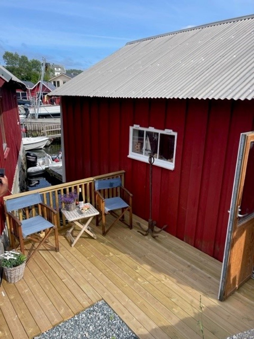 Nylig bygget en koselig terrasse med ettermiddagssol Galleribilde