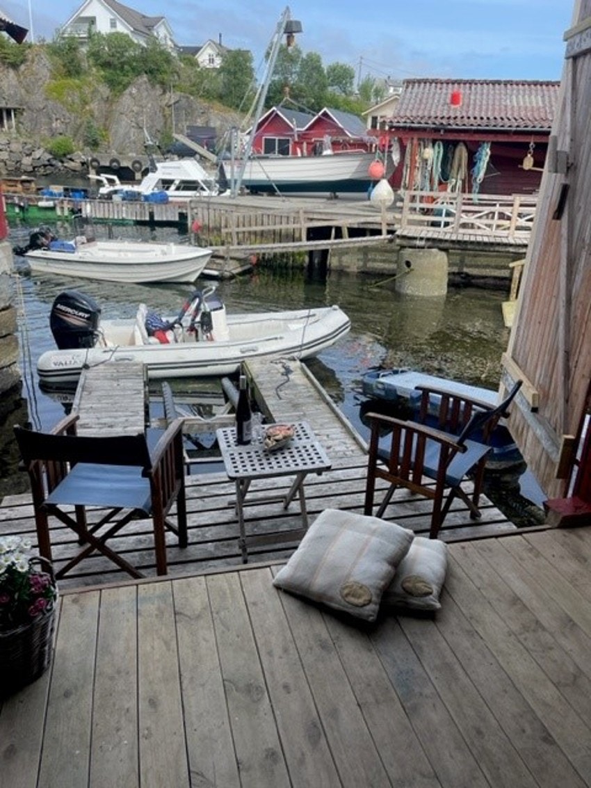 Man får inn mindre båter på fjære Galleribilde