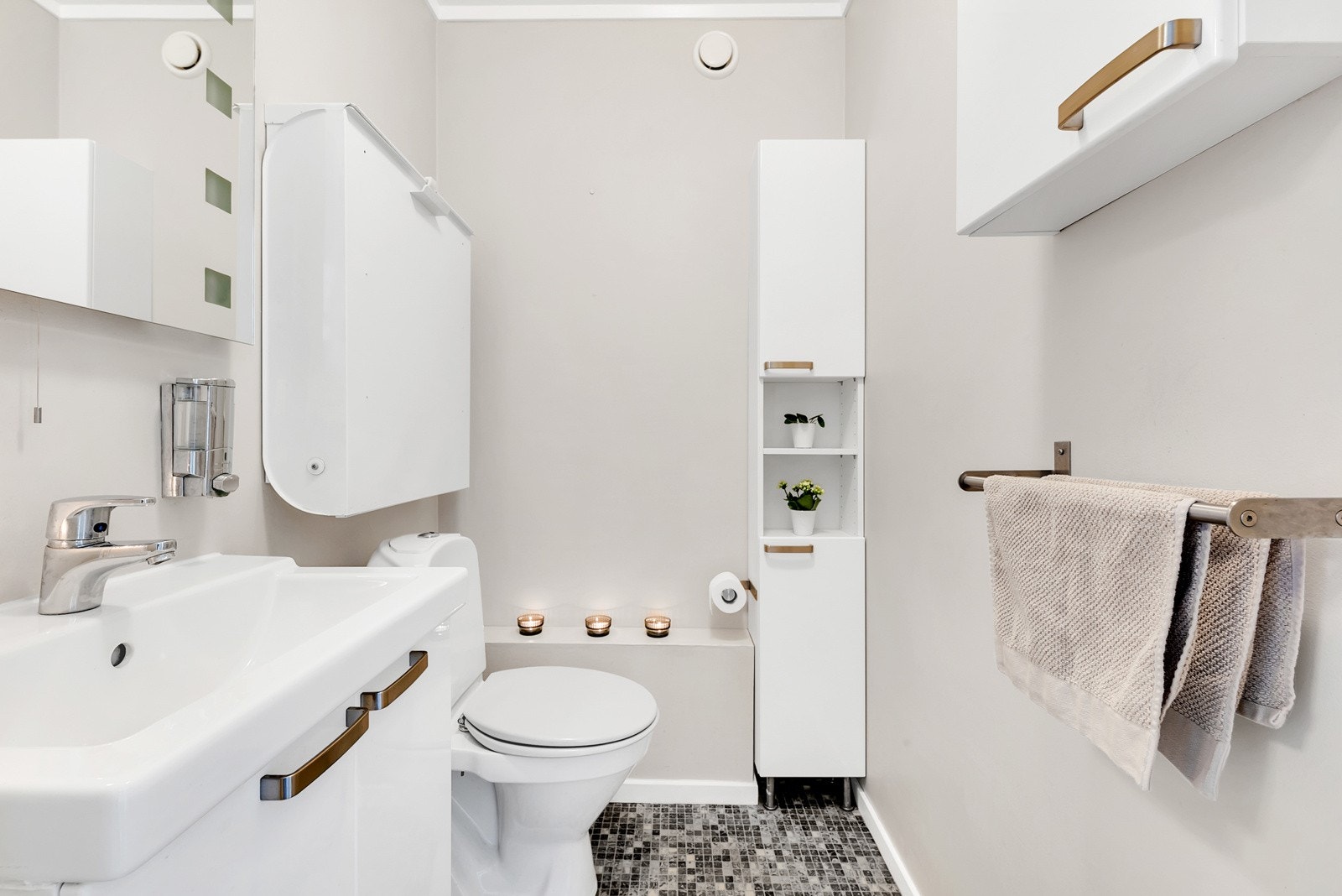 Leiligheten har tilgang til et separat wc-rom. Galleribilde