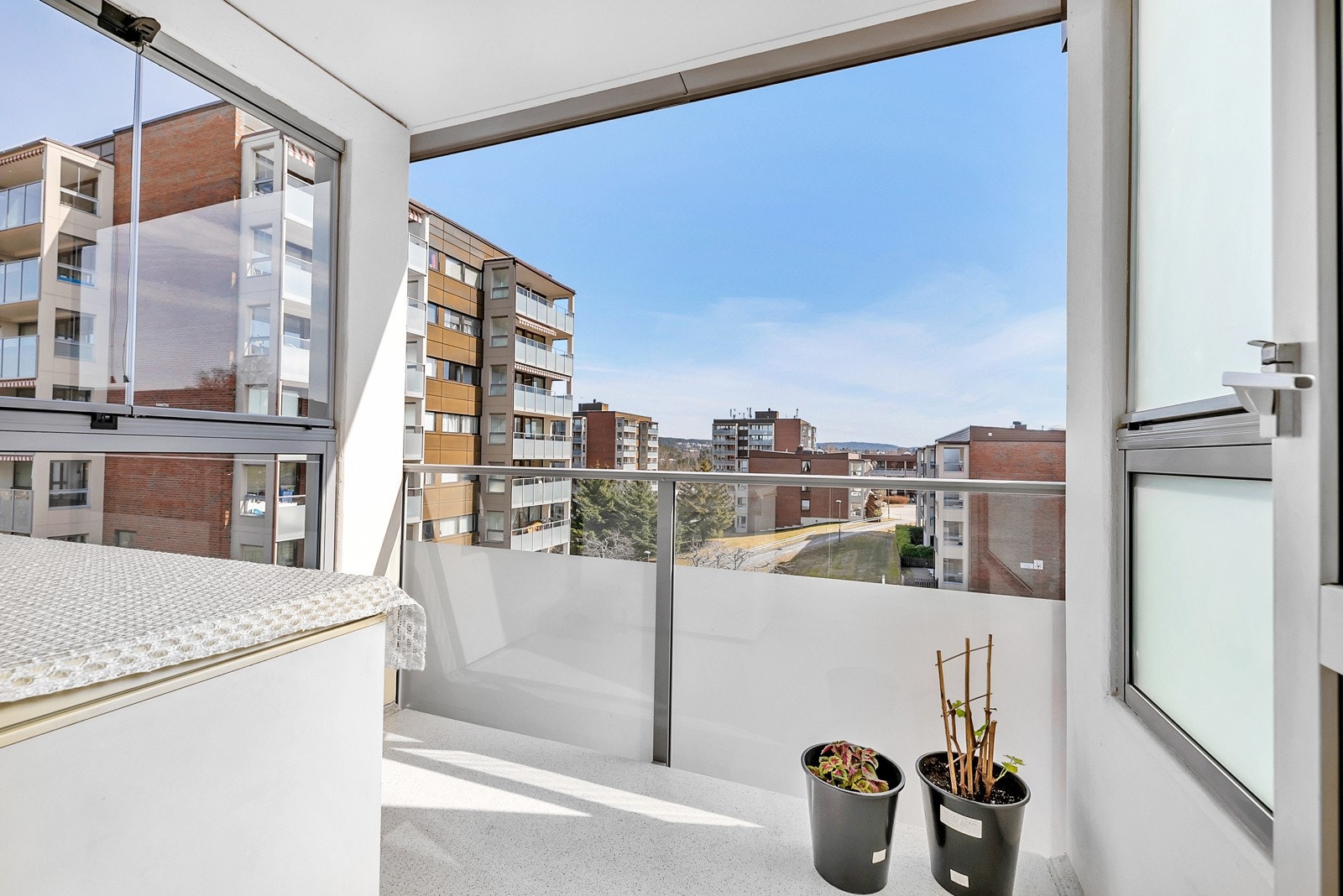 Leiligheten ligger i toppetasjen med to flotte balkonger og fantastiske lys- og solforhold! Galleribilde