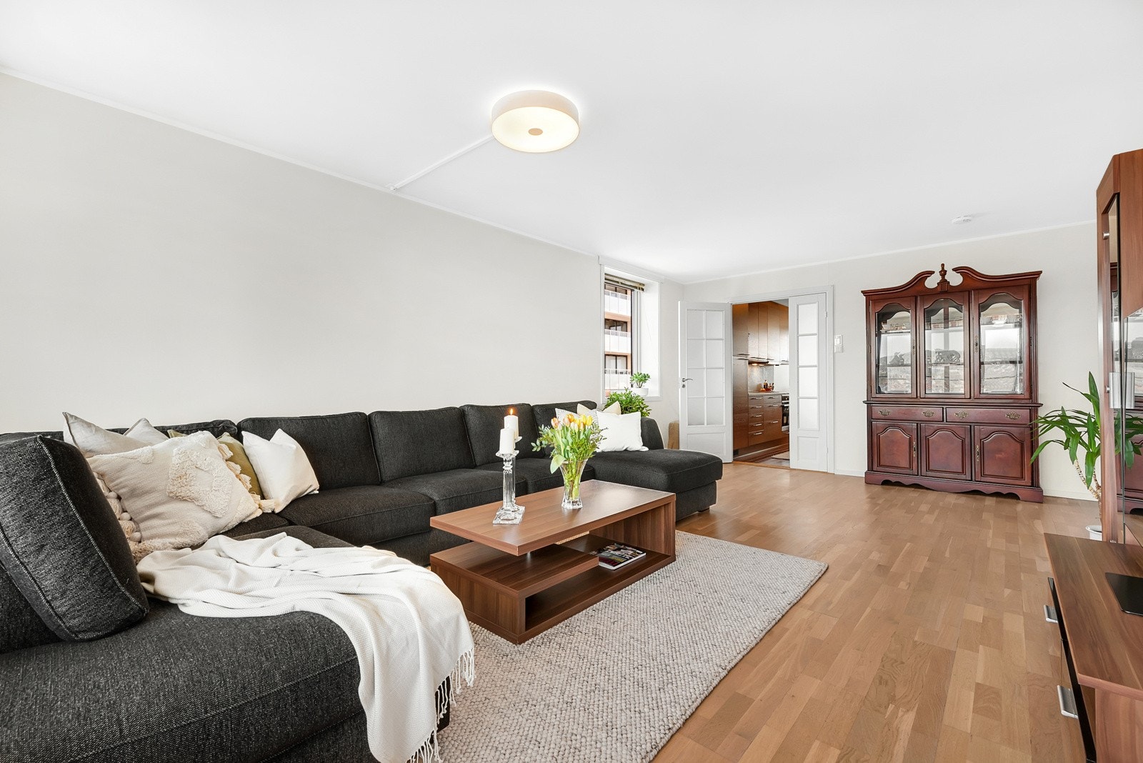 Stuen har også utgang til nordvestvendt balkong på ca. 15 m² med fantastisk utsikt og flotte lys- og solforhold. Galleribilde