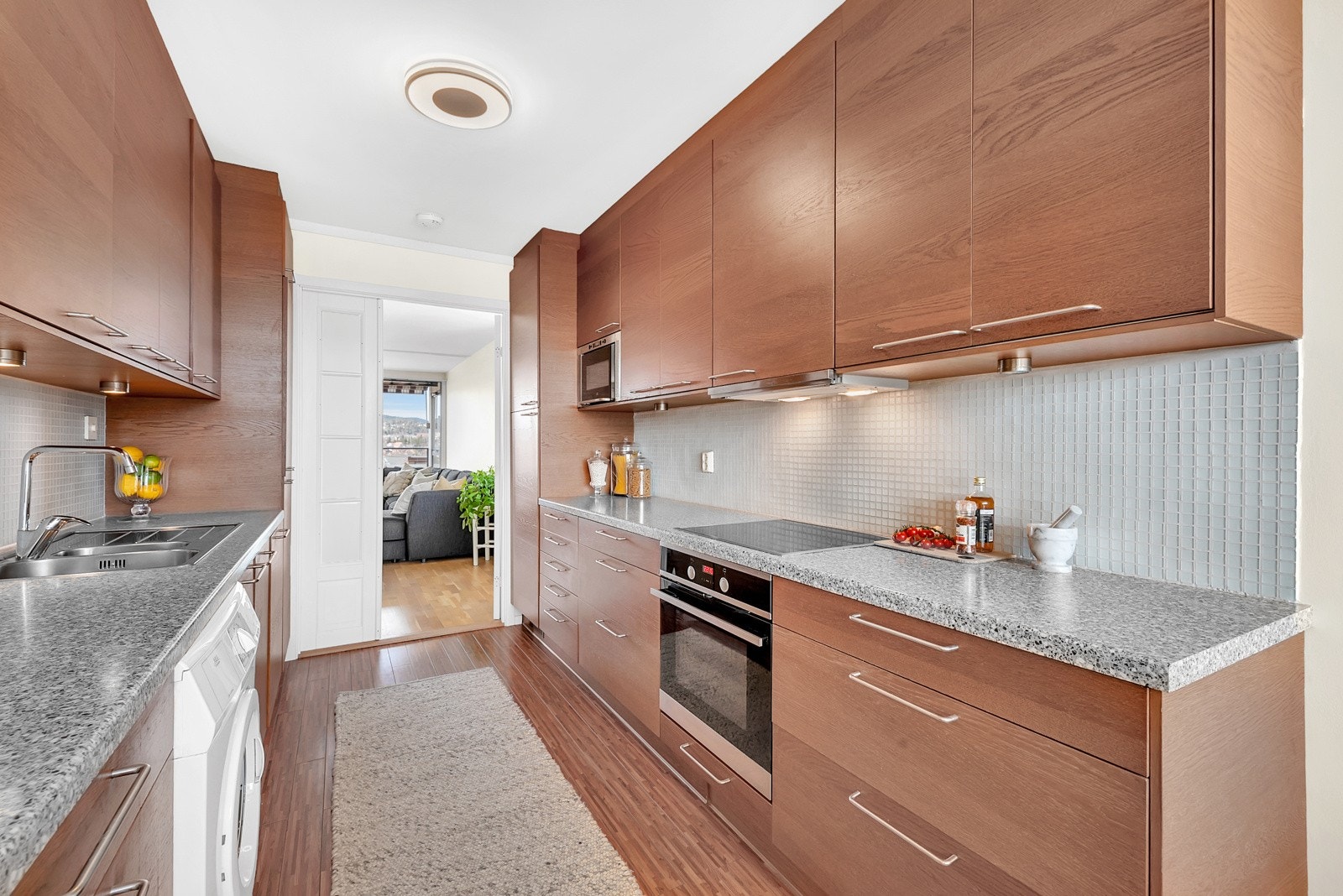 Kjøkkenet har utgang til sørøstvendt balkong på ca 5 m² og det er rom for å innrede et spisebord. Galleribilde