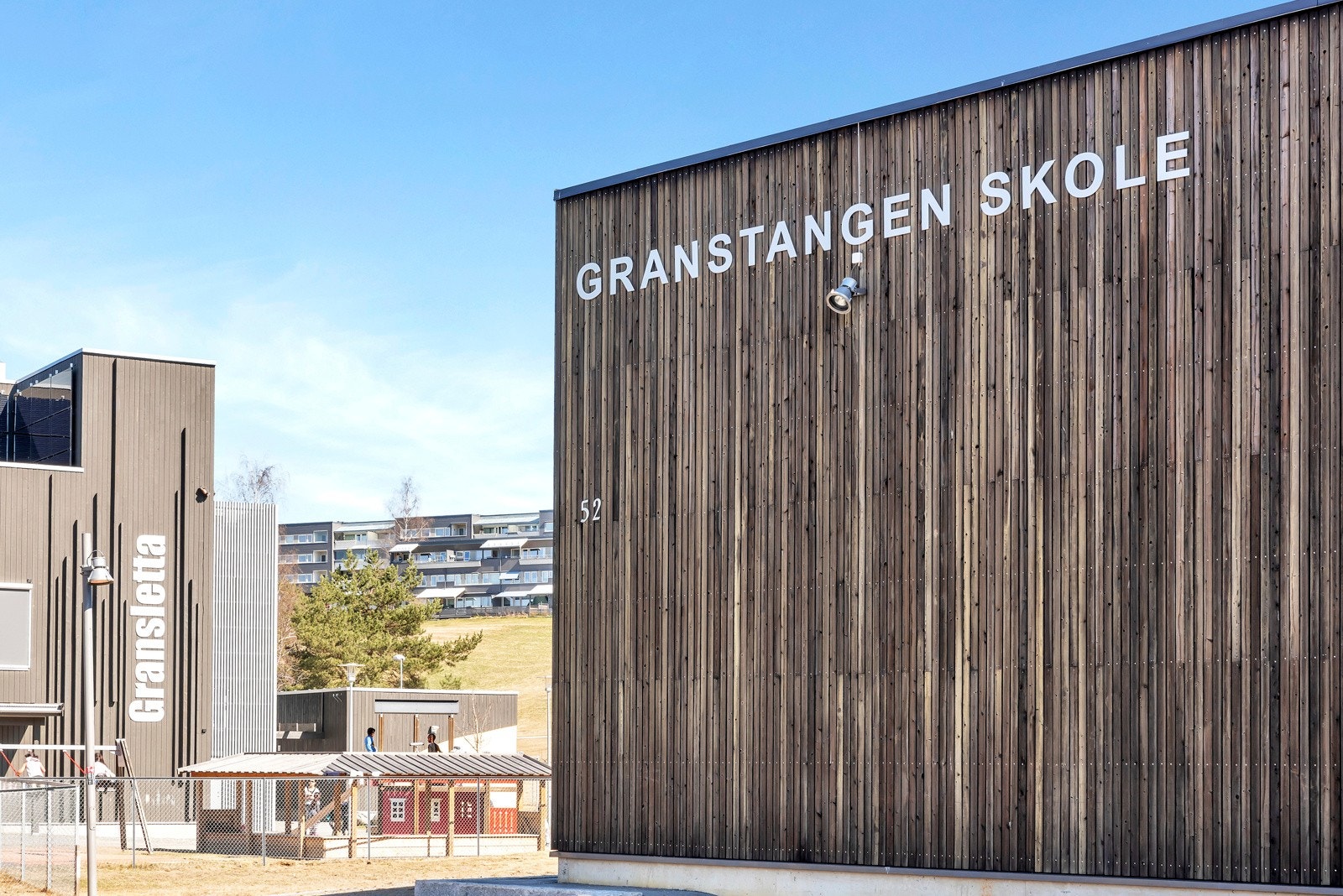 Granstangen ungdomsskole er et moderne bygg fra 2015 med energieffektiv passivhus. Galleribilde