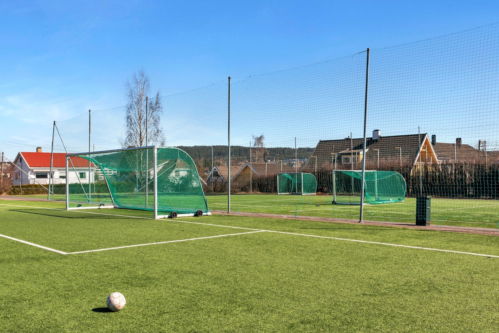 Området har masse fotballbaner både på Rommen og på Høybråten; her fra Høybråten. Galleribilde