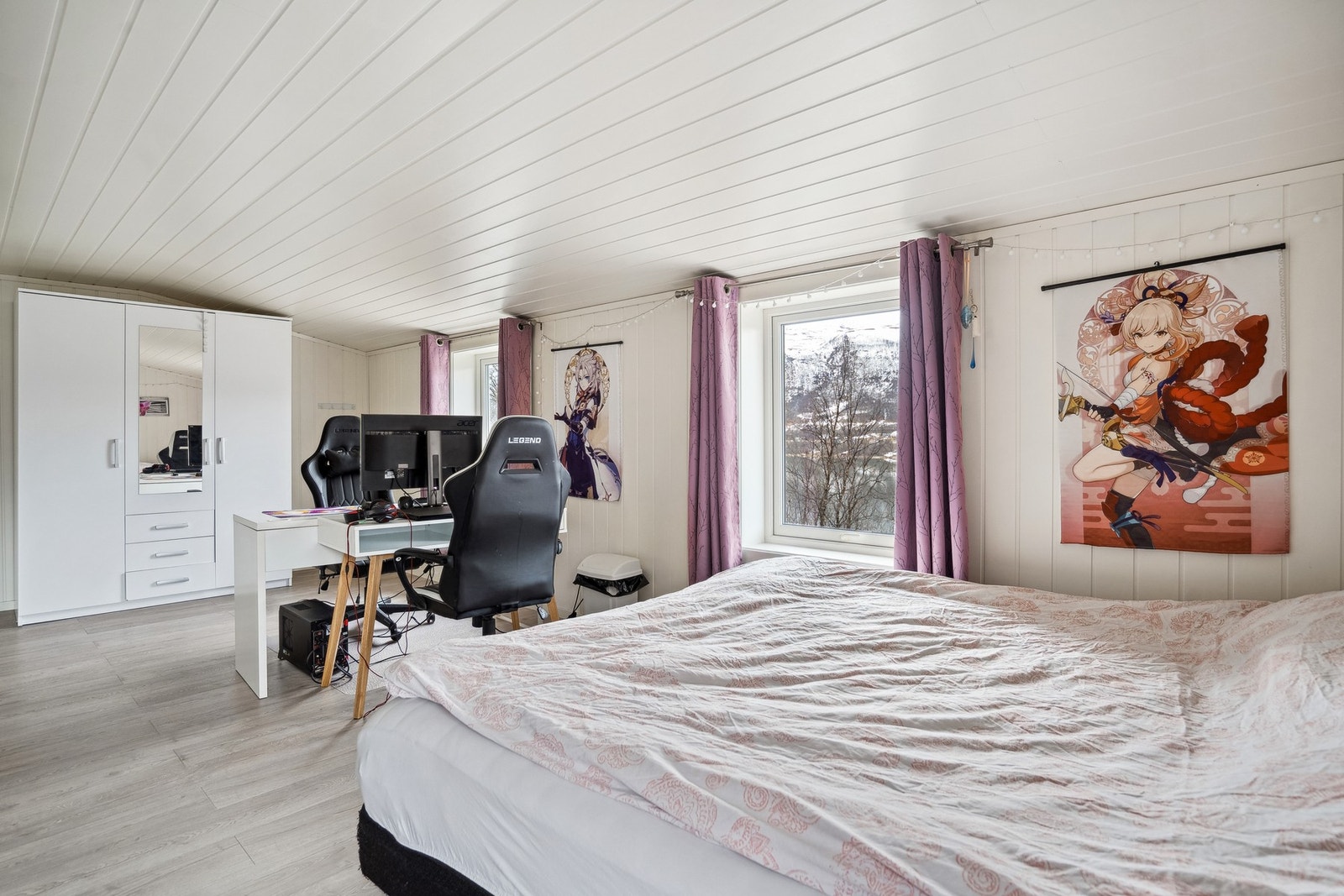 Romslig soverom/loft. Store vindusflater som gir godt med naturlig lysinnslipp Galleribilde