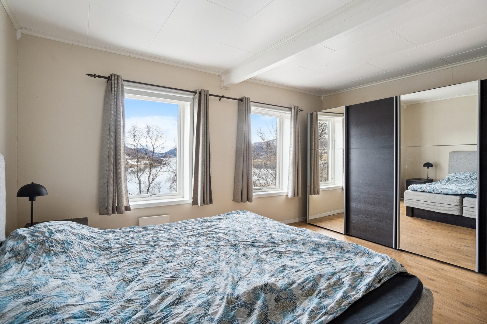 Soverom 2 - Romslig soverom med stor skyvedørsgarderobe Galleribilde