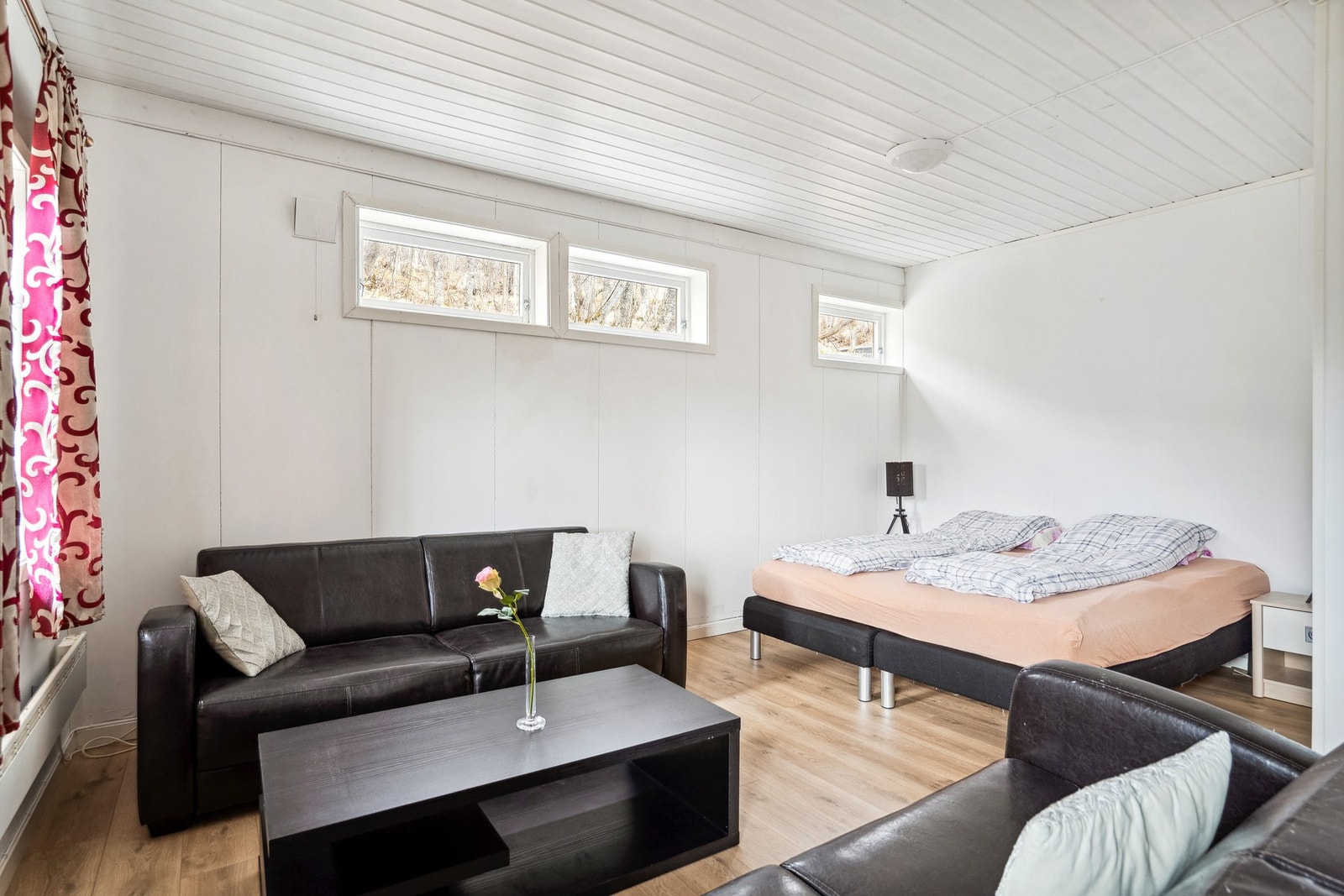 I bakhand av boligen er det også innredet med soverom. Dette er et stort rom og kan benyttes som stue/etter eget ønske Galleribilde