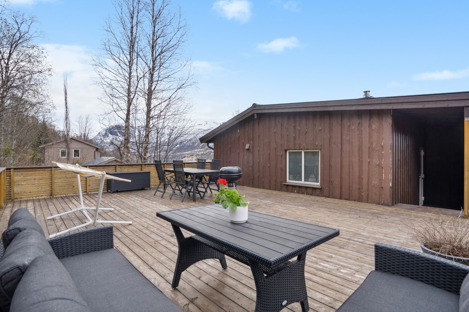 Fra boligens øverste etasje har du tilgang til meget romslig terrasse Galleribilde