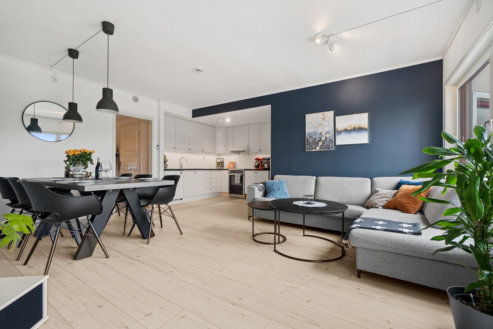 Leiligheten fremstår meget innbydende og er mye oppusset de siste årene. Galleribilde