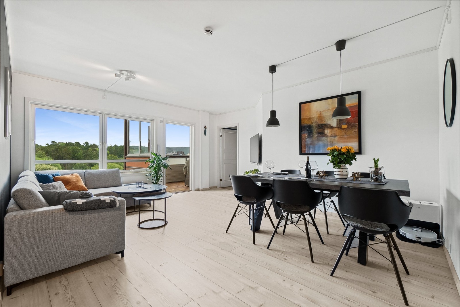 Leiligheten ligger i 5.etasje i populære Rensåsparken Borettslag. Galleribilde