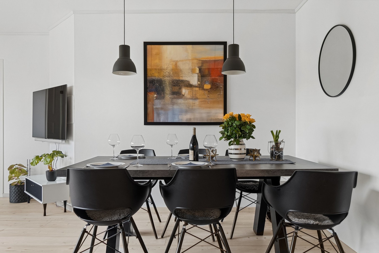 God plass til romslig spisebord. Galleribilde