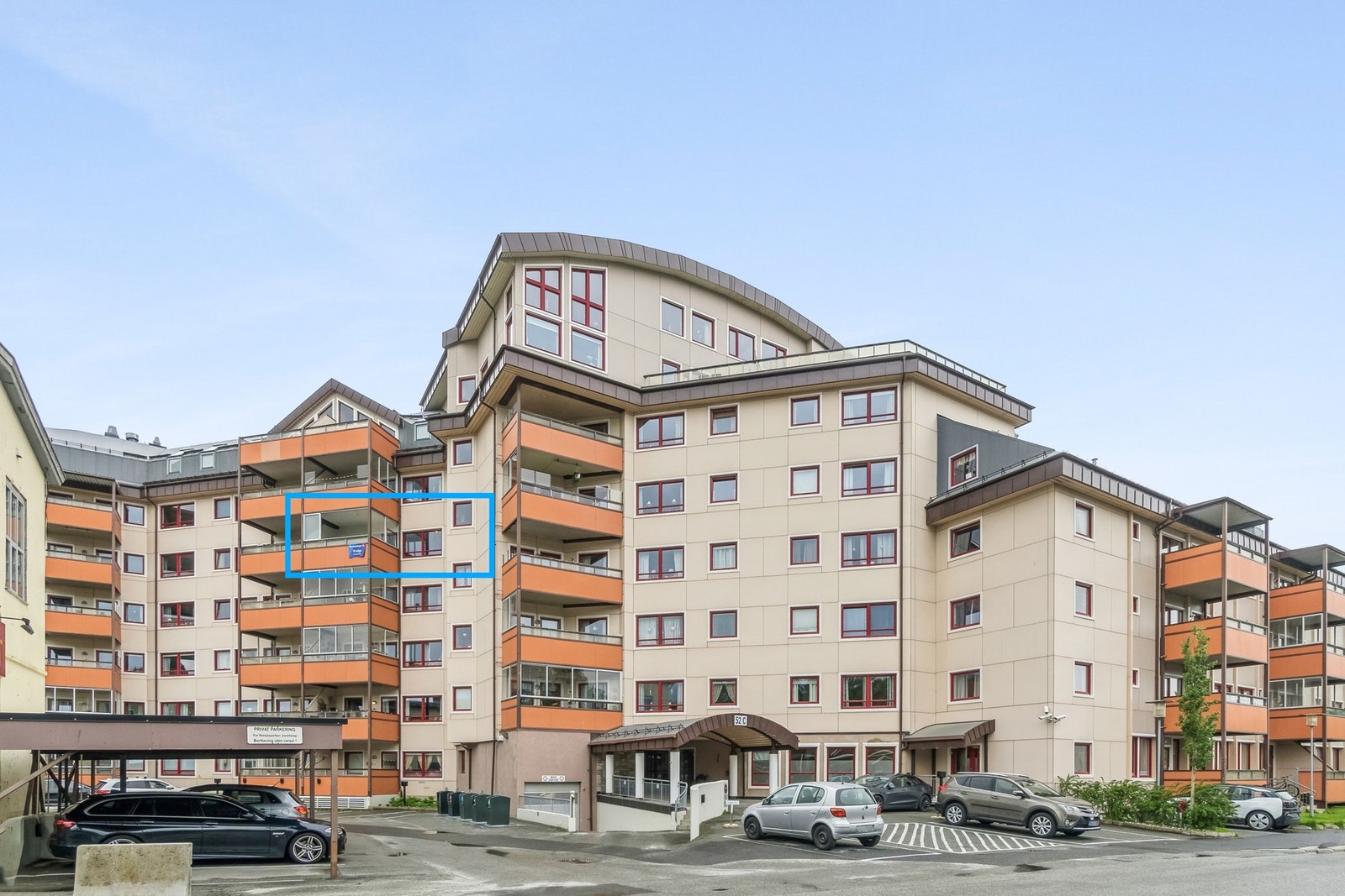 Velkommen til denne flotte 3-roms leiligheten med innglasset balkong! Galleribilde