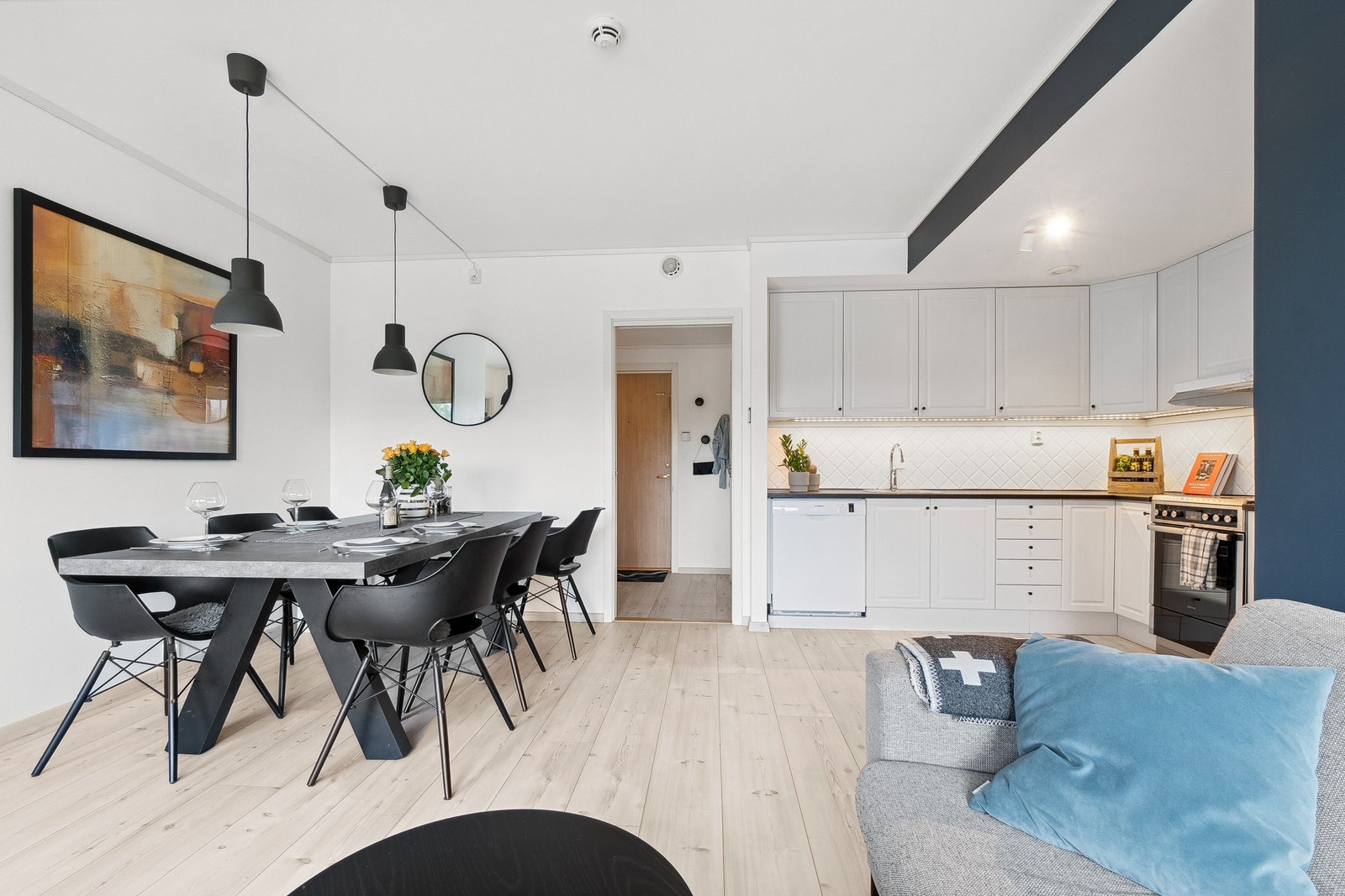 Leiligheten er malt i tidsriktige fargevalg. Det er skiftet lys i tak på flere rom, med fjernstyring. Galleribilde