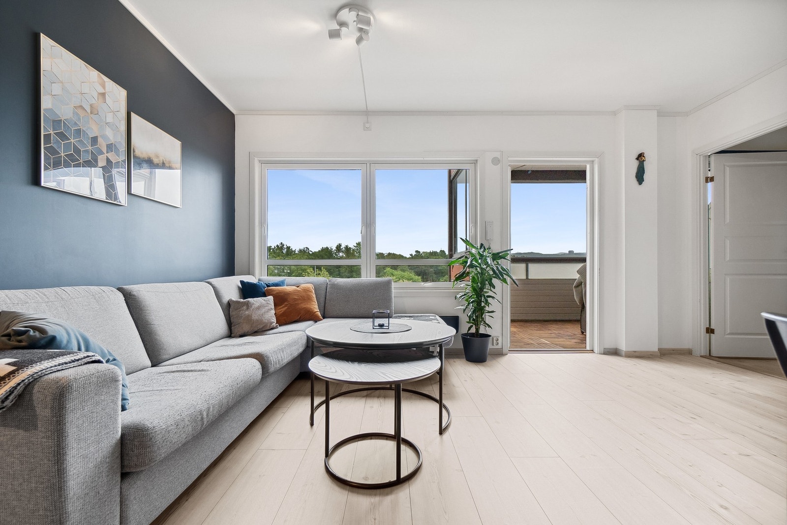 Store vinduer gir godt med lys inn i stuen. Galleribilde