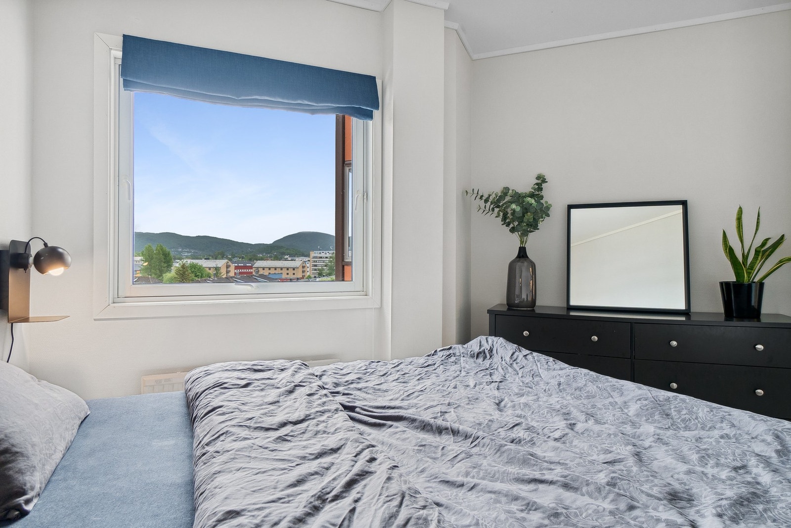 Utsikt mot Rensåsparken fra soverommet. Galleribilde