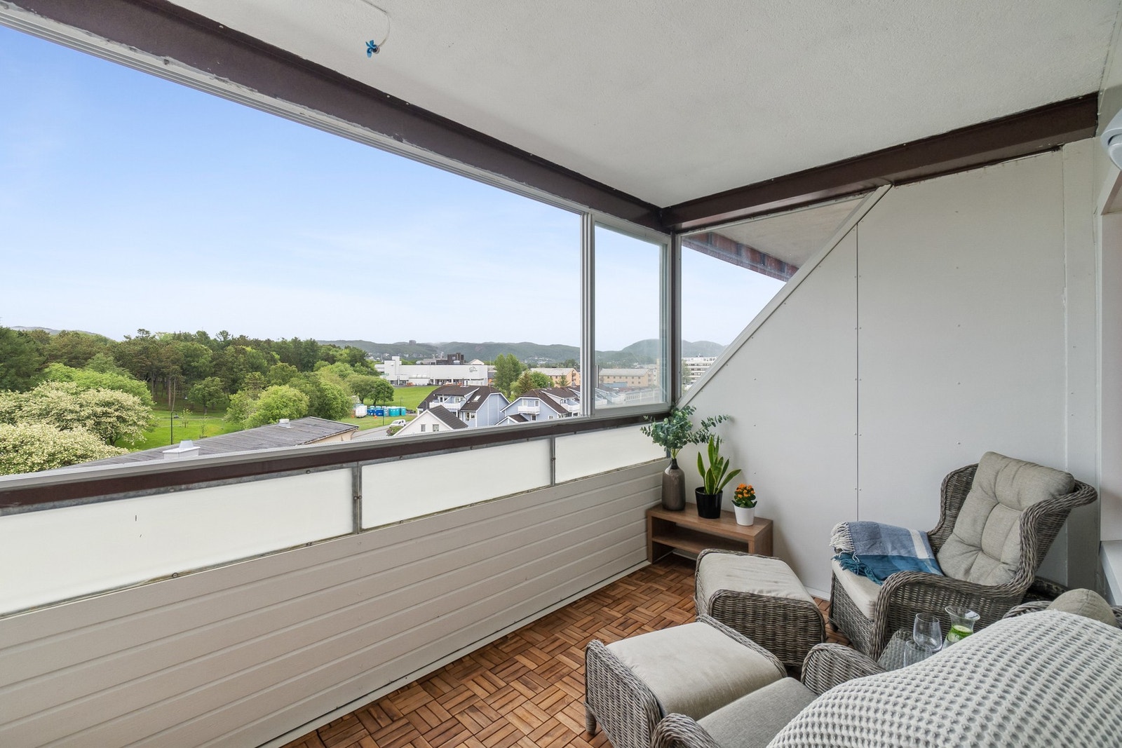 Stor innglasset balkong med skyvbare fronter. Galleribilde