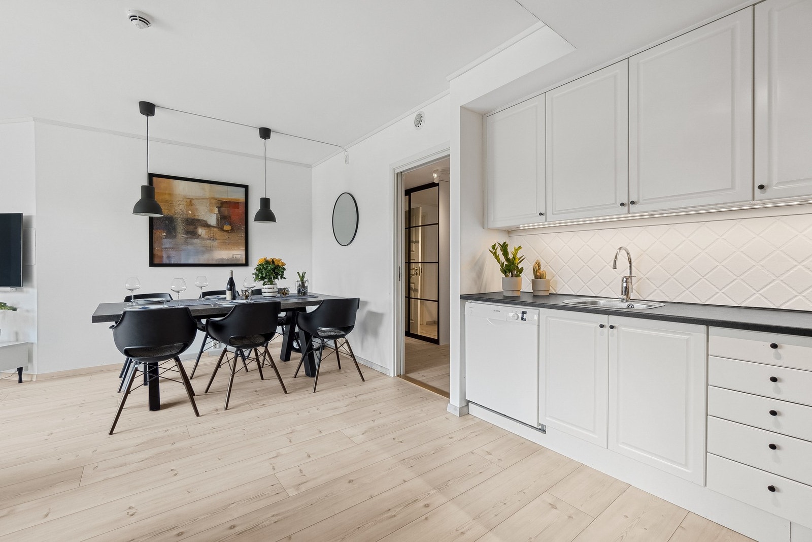 Stilrent kjøkken med hvite fronter. Galleribilde