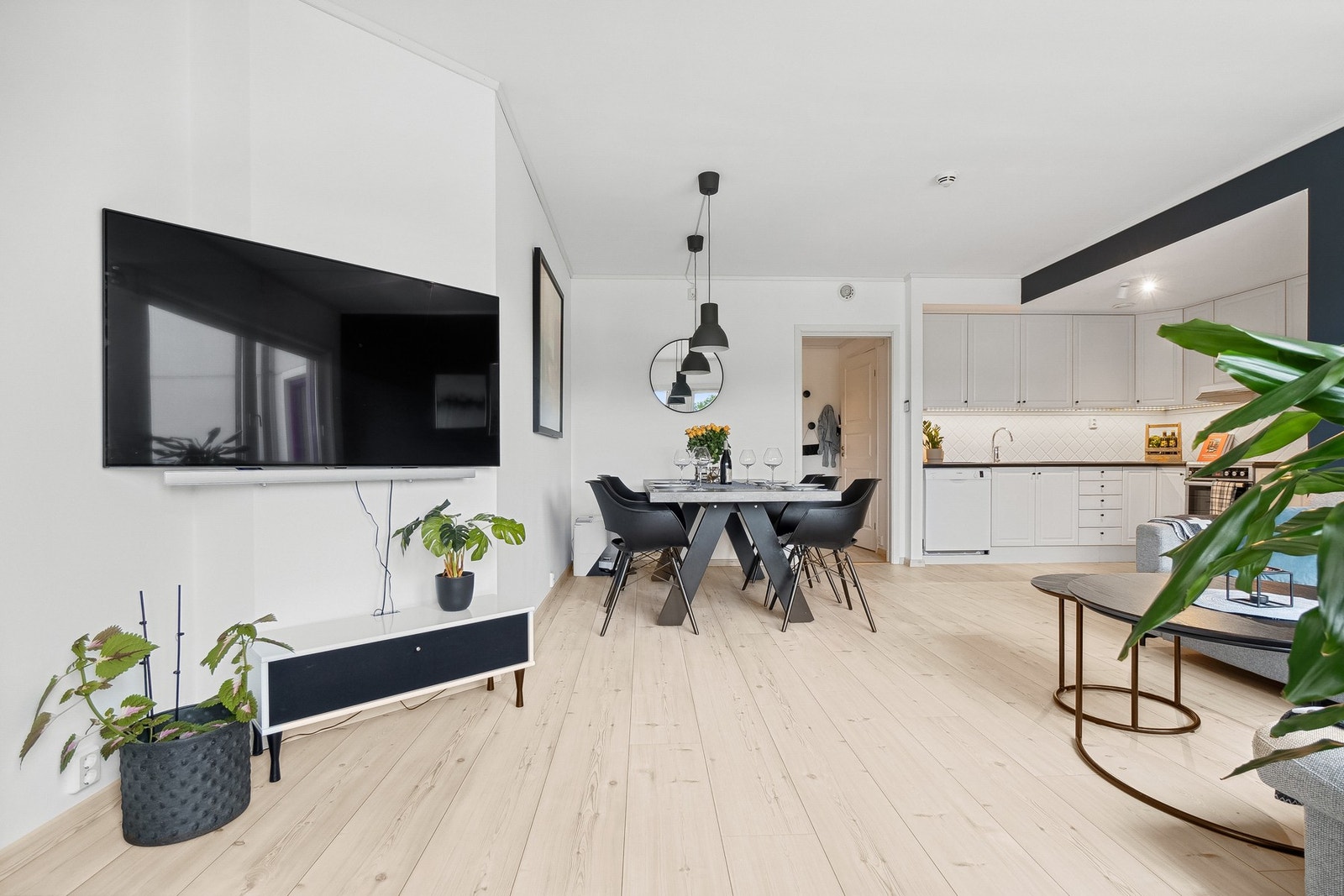 Det er lagt nye og moderne gulv i stue og kjøkken. Galleribilde