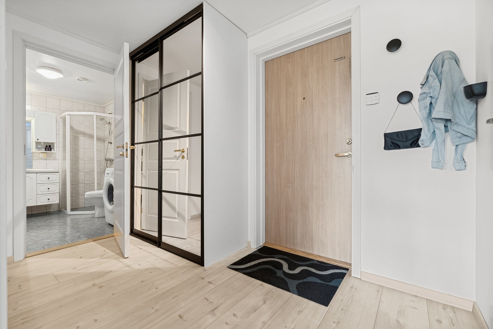 Entré med pen skyvedørsgarderobe. Galleribilde