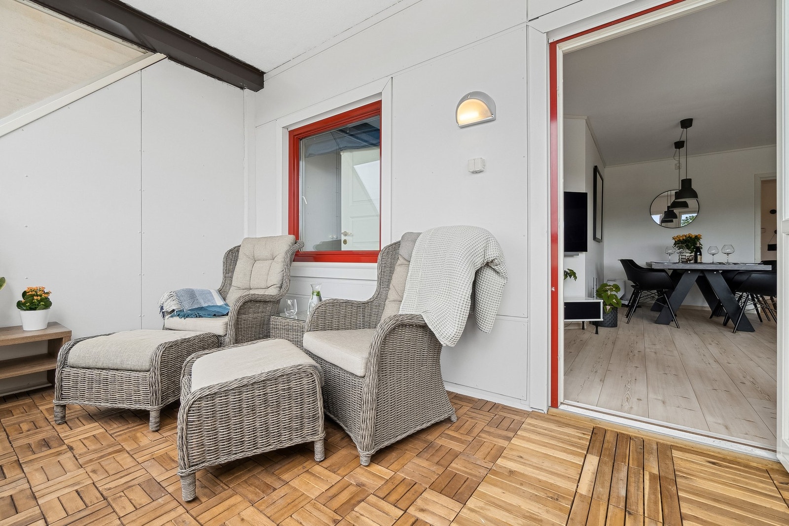 God plass til sittegruppe på balkongen. Galleribilde