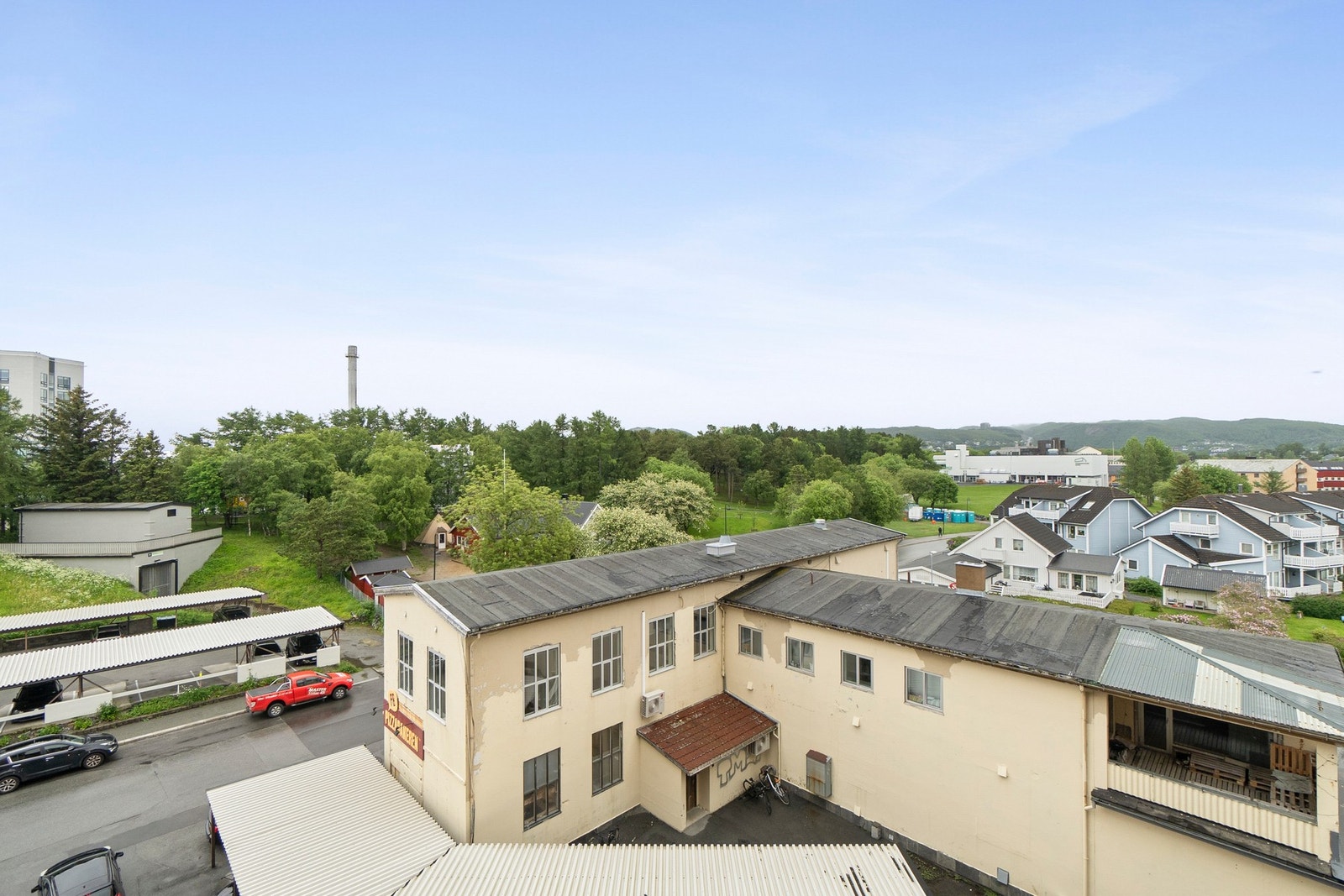 Fra balkongen er det pen utsikt mot Rensåsparken og Rønvikfjellene. Galleribilde