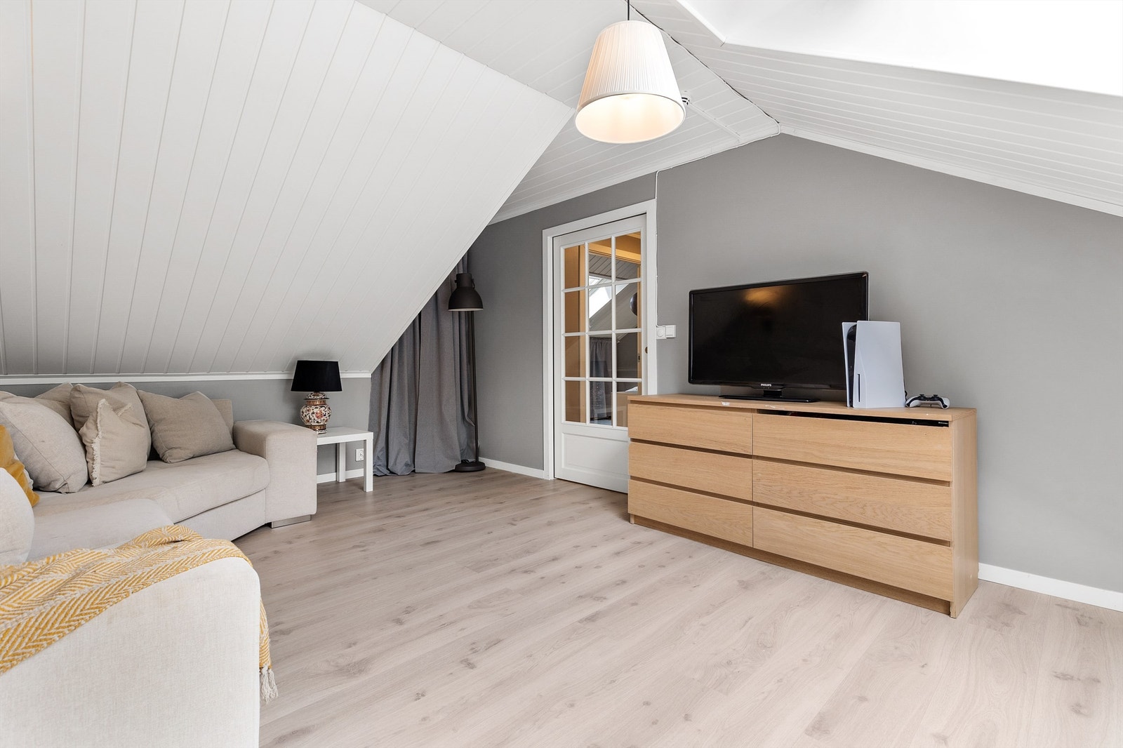 Gulvet er belagt med laminat og rommet er adskilt fra trappeløpet og etasjen under med en dør. Galleribilde