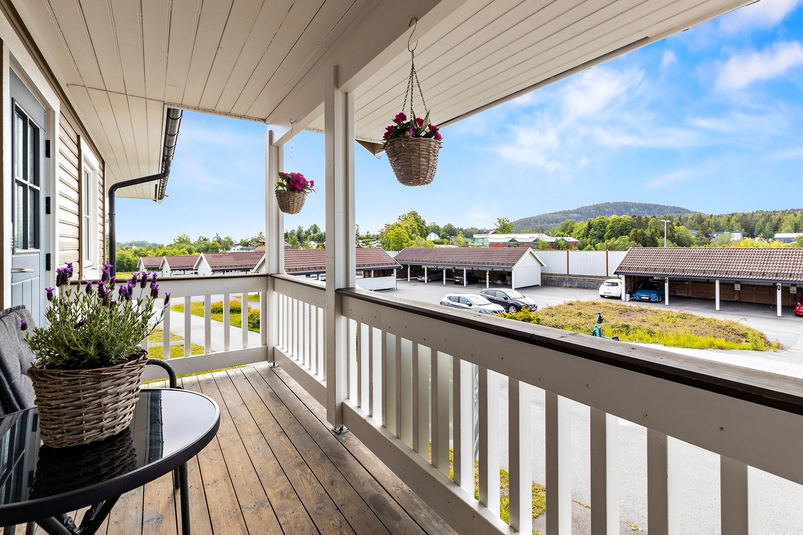 Ved inngangspartiet er det en sørvendt ballkong på 6 kvm. Uteplassen er overbygget og gulvflaten er belagt med terrassebord. På veggen er det montert belysning. Galleribilde