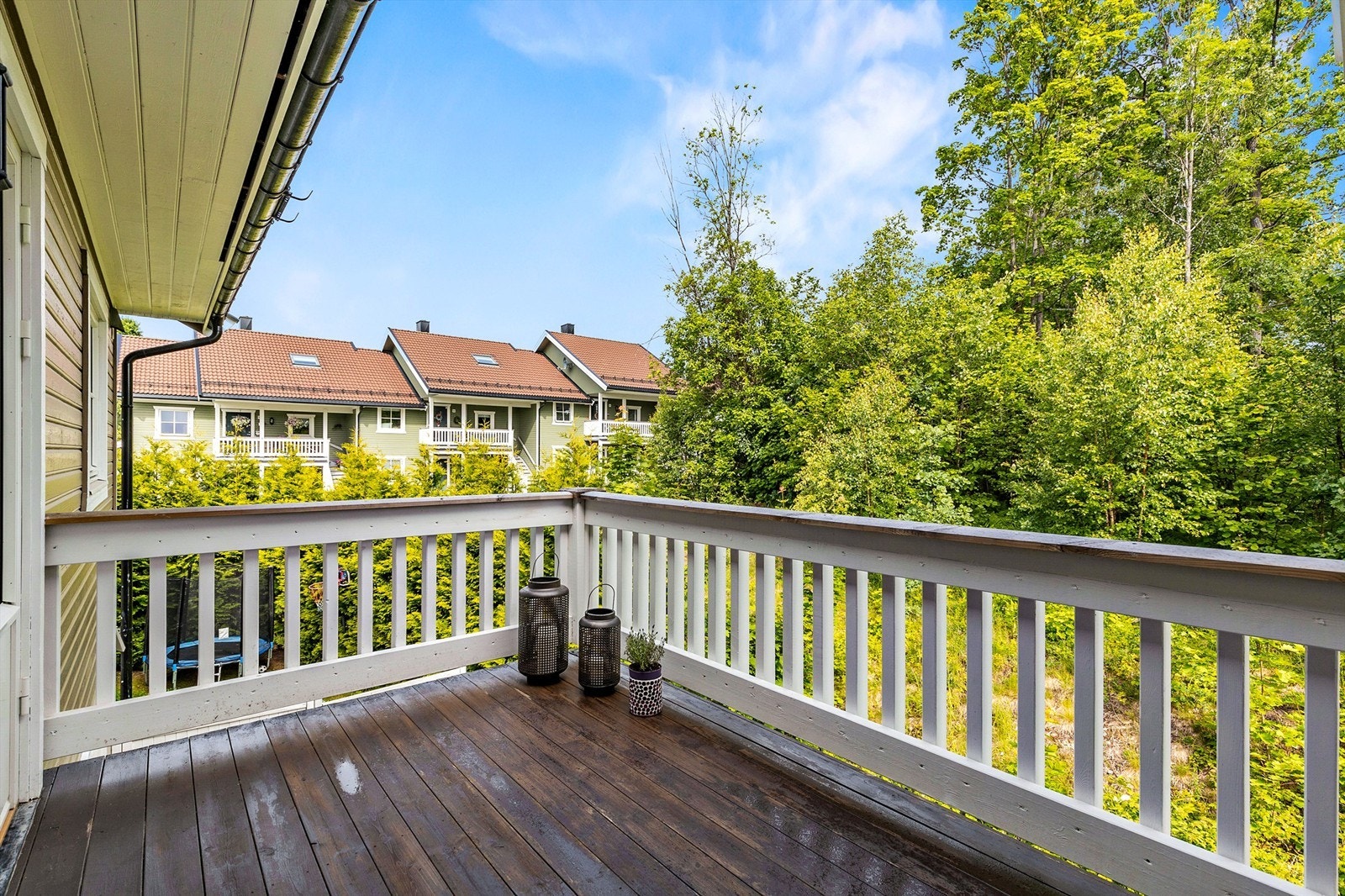 Utenfor stuen er det en nordvendt balkong på 7 kvm. Gulvflaten er belagt med terrassebord og det er montert stikkontakt og belysning. Galleribilde