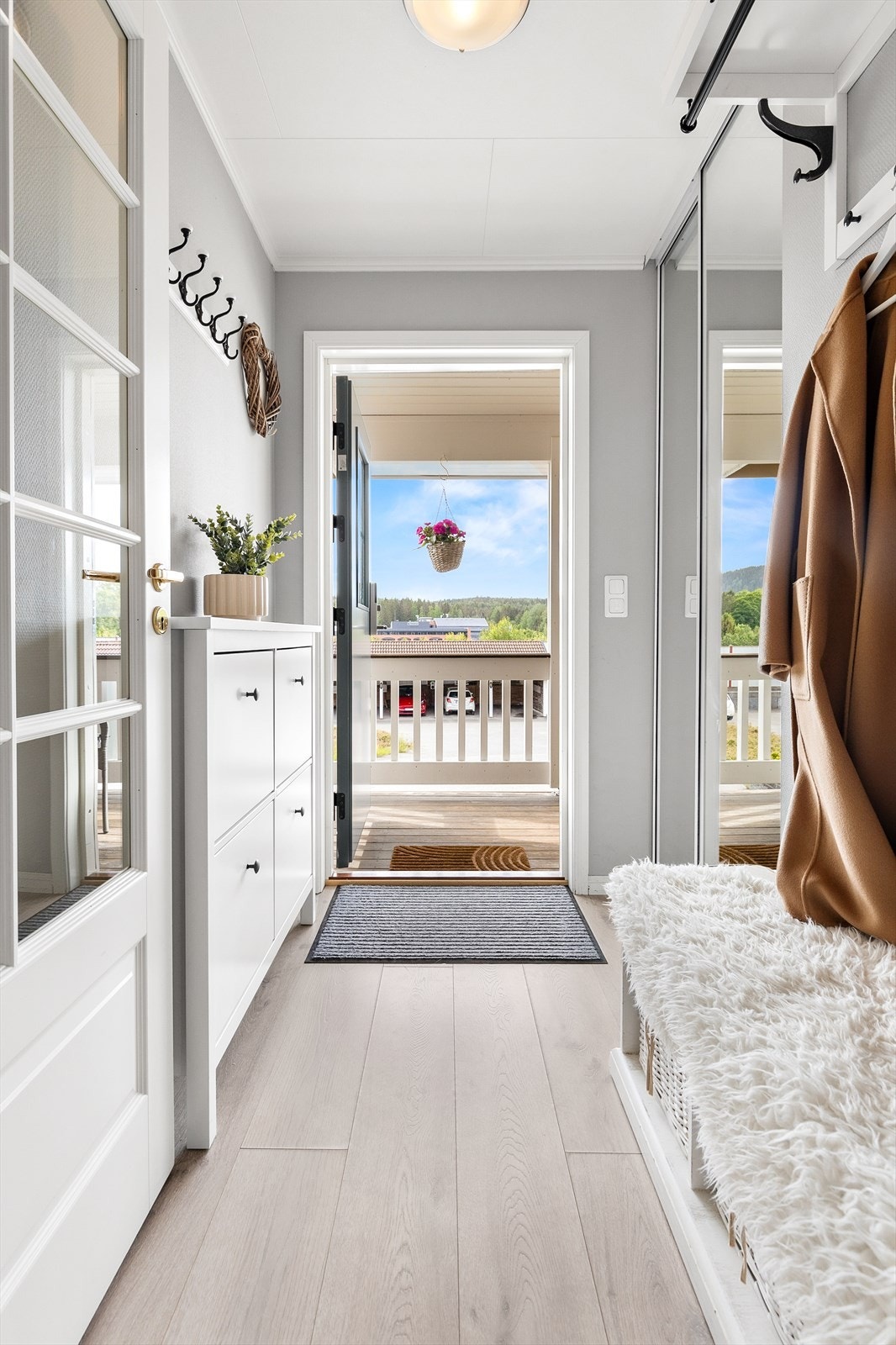 Du har og plass til en benk og kommode til skooppbevaring. Galleribilde