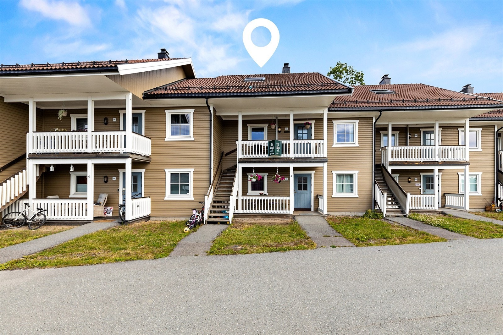 Selveierleilighet over to plan i barnevennlig nabolag på Brendsvoll i Asker. Leiligheten har egen utvendig adkomst via trapp. Galleribilde