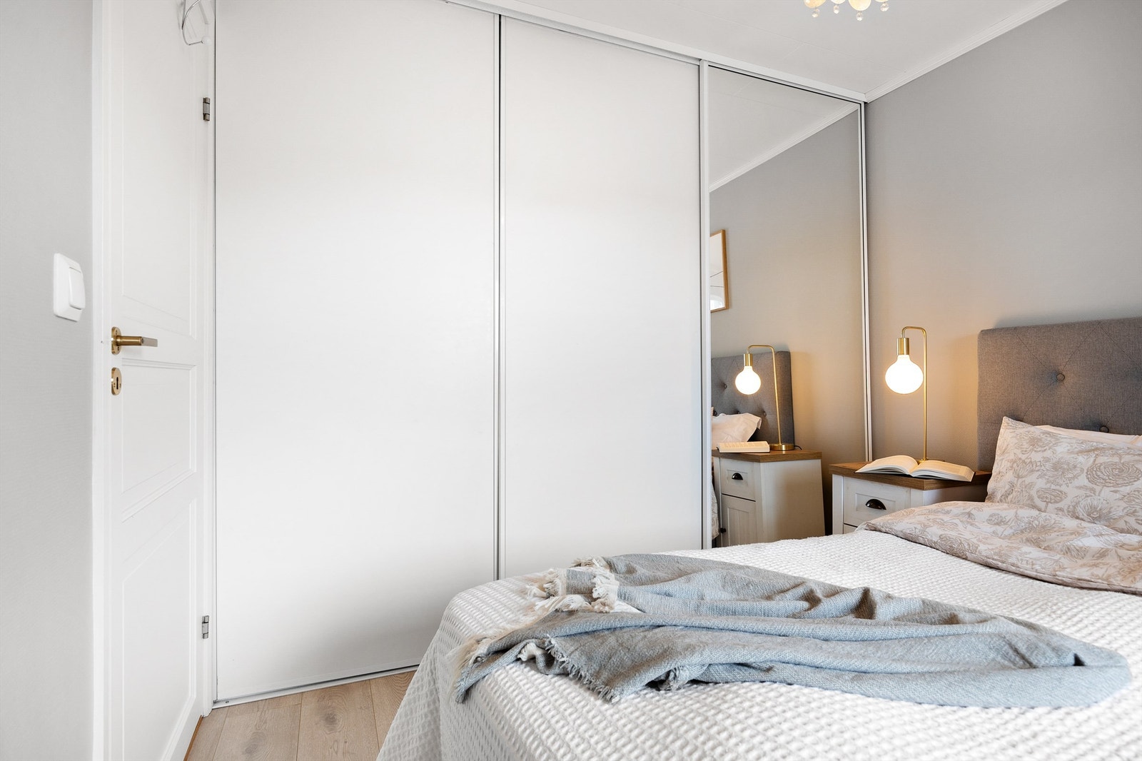 På hovedsoverommet er det stor skyvedørsgarderobe. Galleribilde