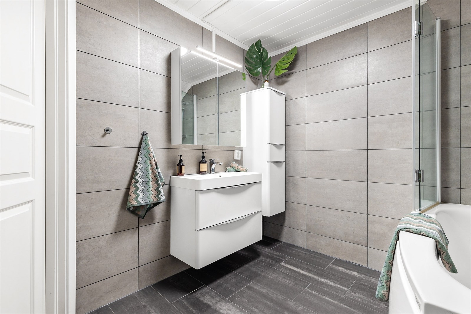 Vegghengt servantskap med skuffer og ovenpåliggende servant med ett-greps armatur. Galleribilde