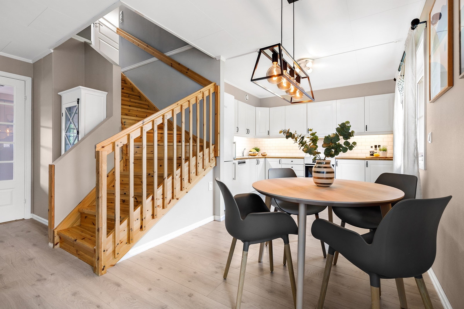 Mot kjøkkenet er spisestuen. Galleribilde