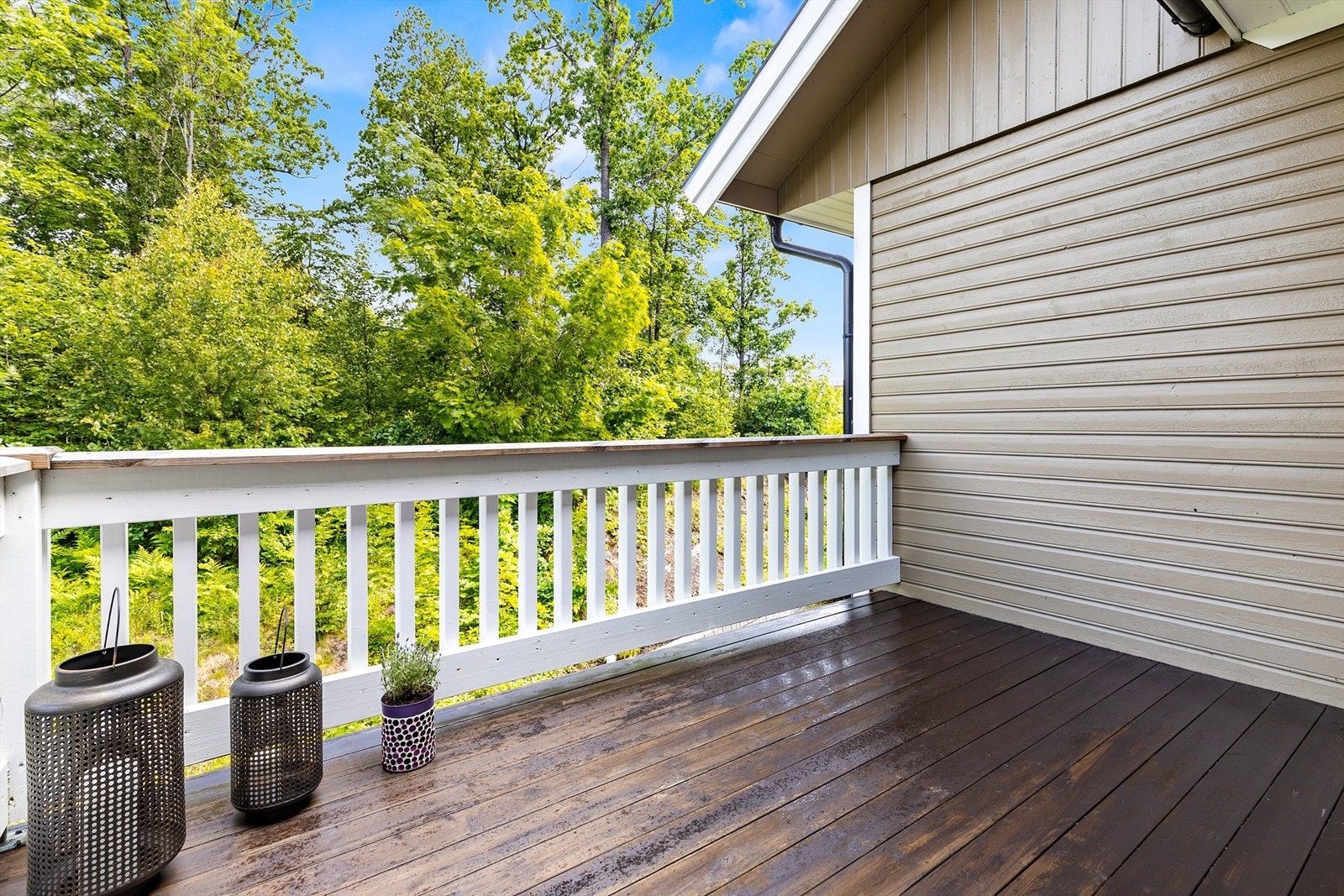 Fra denne balkongen er det fin utsikt over nærliggende grøntområde. Galleribilde