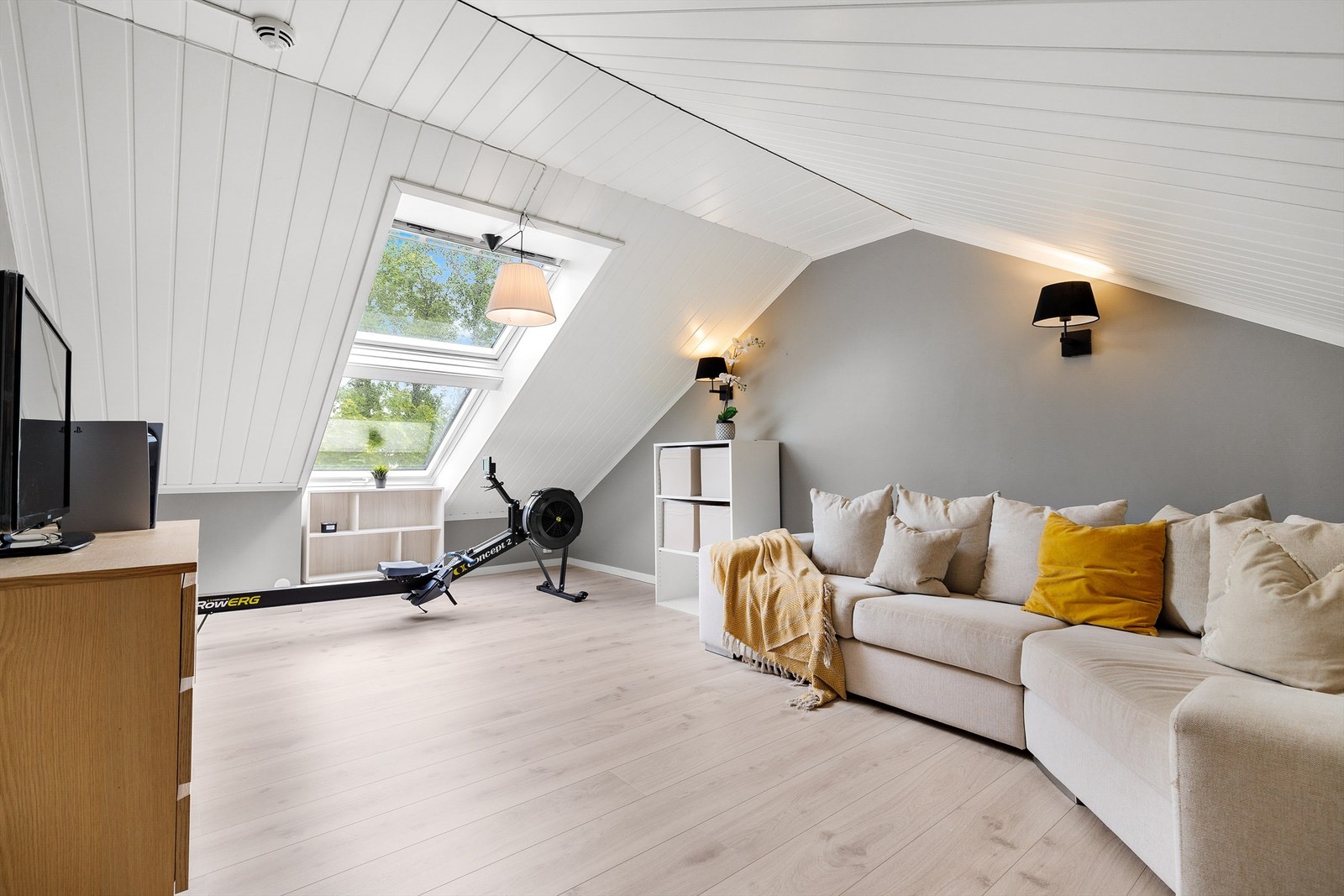 I øverste etasje er det en fin loftstue, perfekt som ekstra oppholdsrom. Rommet har mange bruksområder og kan benyttes som tv-stue, treningsrom, lekerom med mer. Galleribilde